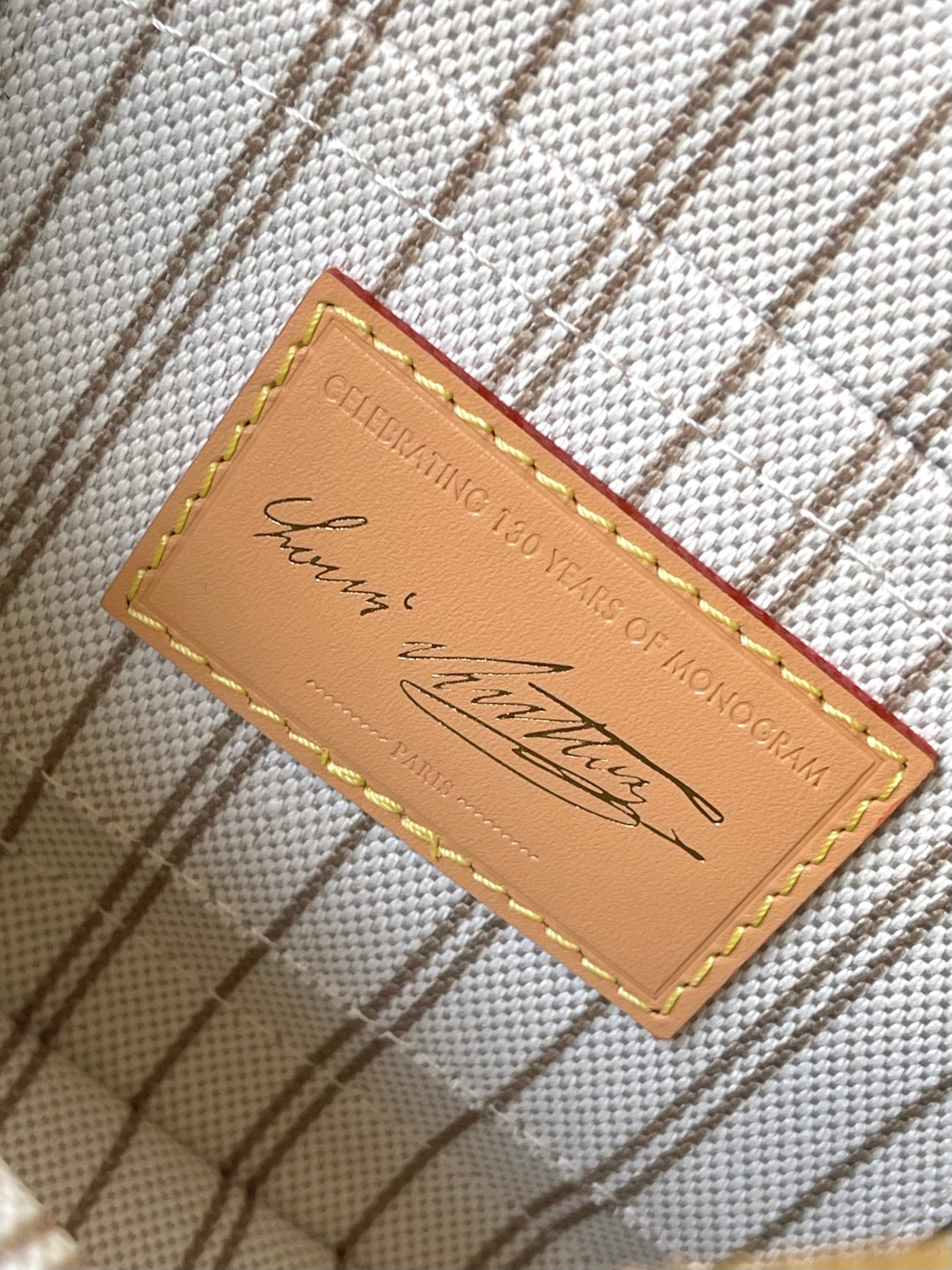 p550。 原单加强版+动态芯片【ALMA BB 手袋】 m27526蓝色，M27525米白，M28272玫红
本款 Alma BB 手袋出自路易威登与 Grace Coddington 合作推出的 Travels With Grace Coddington 系列，聚焦妙趣 Meowgram 图案。帆布包身搭配牛皮革饰边，织物肩带以 Coddington 手写体呈现&ldquo;路易威登&rdquo;字样。考究挂锁和钥匙包再度印证品牌精湛匠艺。

尺寸：17.5 x 11.5 x 23.5 厘米   
(高 x 宽 x 长度)