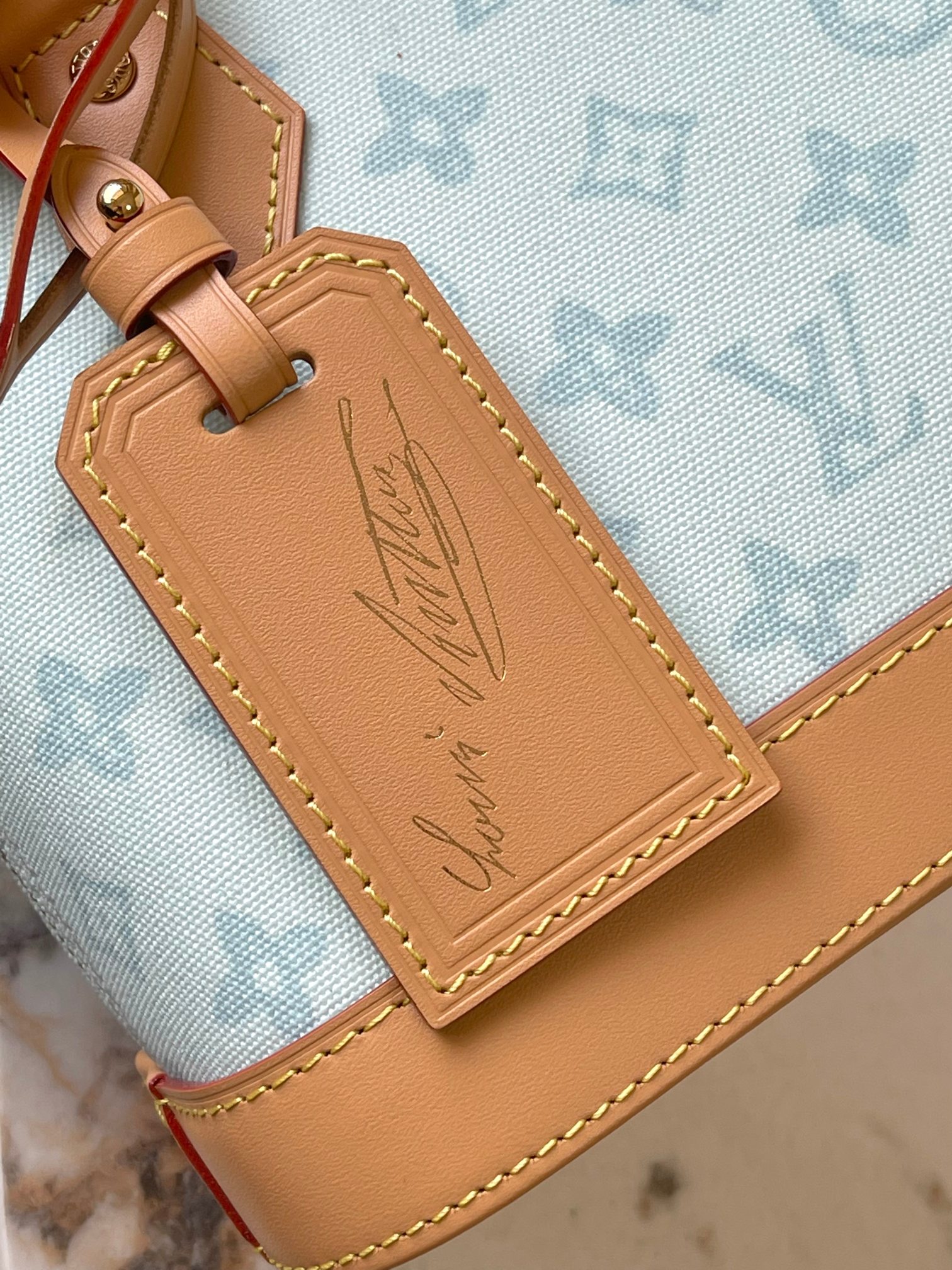 p550。 原单加强版+动态芯片【ALMA BB 手袋】 m27526蓝色，M27525米白，M28272玫红
本款 Alma BB 手袋出自路易威登与 Grace Coddington 合作推出的 Travels With Grace Coddington 系列，聚焦妙趣 Meowgram 图案。帆布包身搭配牛皮革饰边，织物肩带以 Coddington 手写体呈现&ldquo;路易威登&rdquo;字样。考究挂锁和钥匙包再度印证品牌精湛匠艺。

尺寸：17.5 x 11.5 x 23.5 厘米   
(高 x 宽 x 长度)