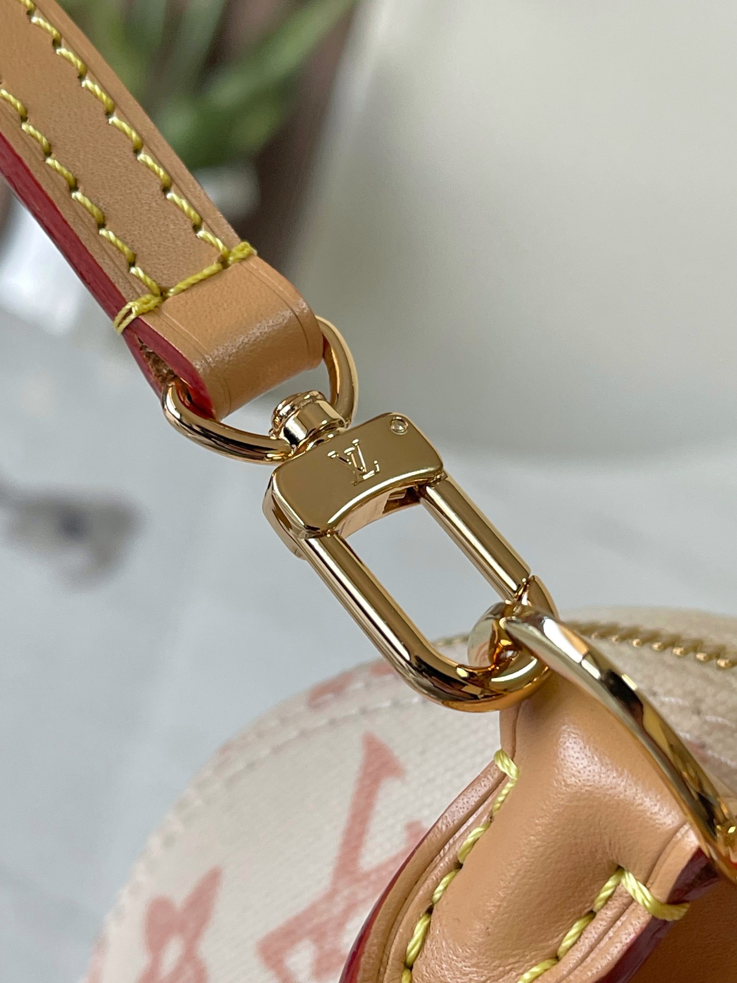 原单加强版+动态芯片【ALMA BB 手袋】 m27526蓝色,M27525米白,M28272玫红 本款 Alma BB 手袋出自路易威登与 Grace Coddington 合作推出的 Travels With Grace Coddington 系列,聚焦妙趣 Meowgram 图案.帆布包身搭配牛皮革饰边,织物肩带以 Coddington 手写体呈现“路易威登”字样.考究挂锁和钥匙包再度印证品牌精湛匠艺. 尺寸:17.5 x 11.5 x 23.5 厘米 (高 x 宽 x 长度)