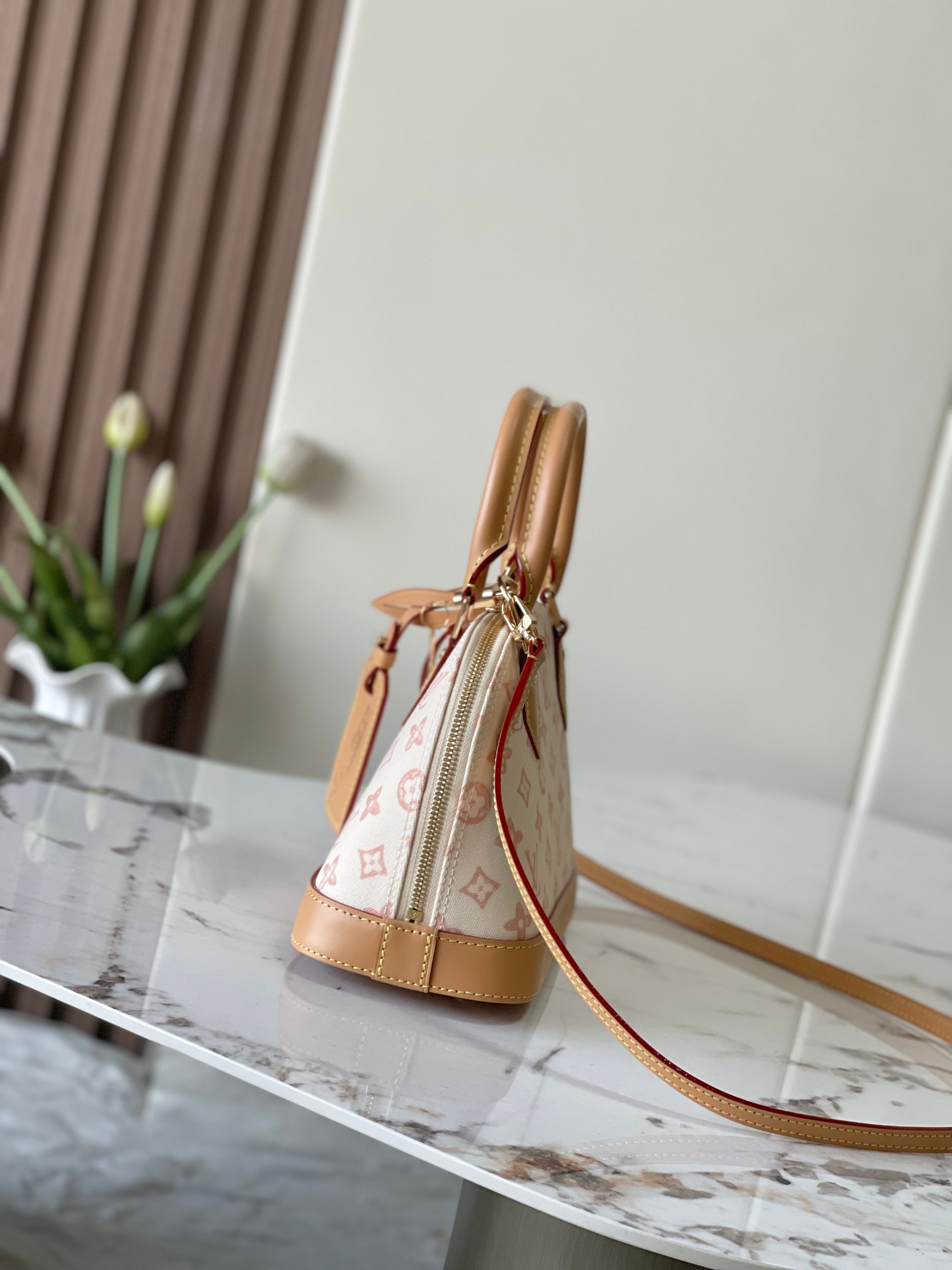 原单加强版+动态芯片【ALMA BB 手袋】 m27526蓝色,M27525米白,M28272玫红 本款 Alma BB 手袋出自路易威登与 Grace Coddington 合作推出的 Travels With Grace Coddington 系列,聚焦妙趣 Meowgram 图案.帆布包身搭配牛皮革饰边,织物肩带以 Coddington 手写体呈现“路易威登”字样.考究挂锁和钥匙包再度印证品牌精湛匠艺. 尺寸:17.5 x 11.5 x 23.5 厘米 (高 x 宽 x 长度)