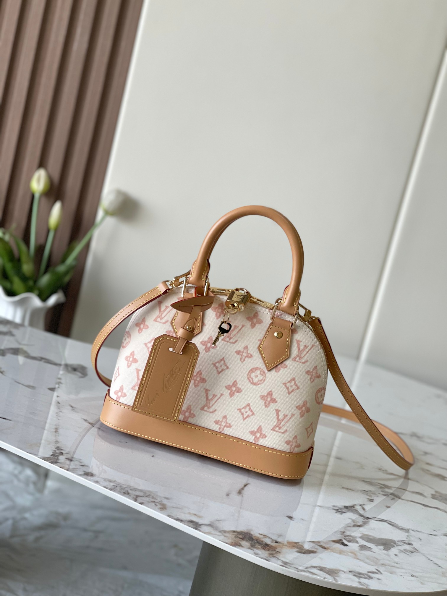 P650，原单加强版+动态芯片【ALMA BB 手袋】 m27526蓝色，M27525米白，M28272玫红
本款 Alma BB 手袋出自路易威登与 Grace Coddington 合作推出的 Travels With Grace Coddington 系列，聚焦妙趣 Meowgram 图案。帆布包身搭配牛皮革饰边，织物肩带以 Coddington 手写体呈现“路易威登”字样。考究挂锁和钥匙包再度印证品牌精湛匠艺。

尺寸：17.5 x 11.5 x 23.5 厘米   
(高 x 宽 x 长度)