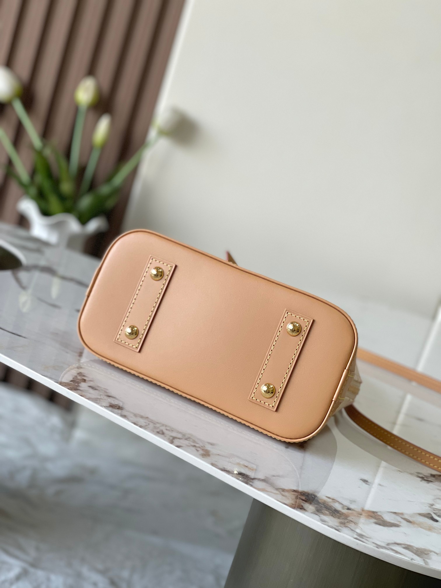 原单加强版+动态芯片【ALMA BB 手袋】 m27526蓝色,M27525米白,M28272玫红 本款 Alma BB 手袋出自路易威登与 Grace Coddington 合作推出的 Travels With Grace Coddington 系列,聚焦妙趣 Meowgram 图案.帆布包身搭配牛皮革饰边,织物肩带以 Coddington 手写体呈现“路易威登”字样.考究挂锁和钥匙包再度印证品牌精湛匠艺. 尺寸:17.5 x 11.5 x 23.5 厘米 (高 x 宽 x 长度)