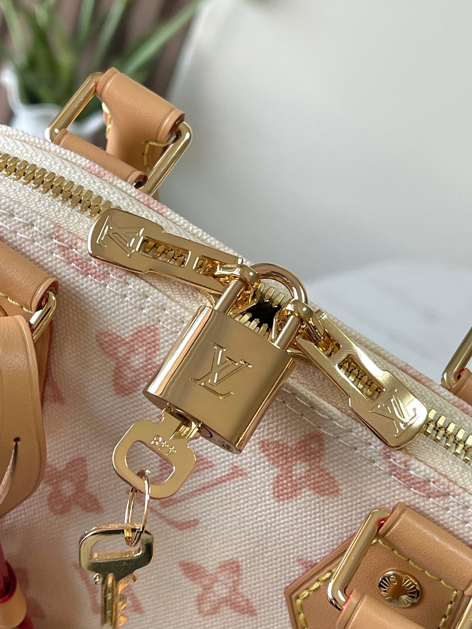 原单加强版+动态芯片【ALMA BB 手袋】 m27526蓝色,M27525米白,M28272玫红 本款 Alma BB 手袋出自路易威登与 Grace Coddington 合作推出的 Travels With Grace Coddington 系列,聚焦妙趣 Meowgram 图案.帆布包身搭配牛皮革饰边,织物肩带以 Coddington 手写体呈现“路易威登”字样.考究挂锁和钥匙包再度印证品牌精湛匠艺. 尺寸:17.5 x 11.5 x 23.5 厘米 (高 x 宽 x 长度)