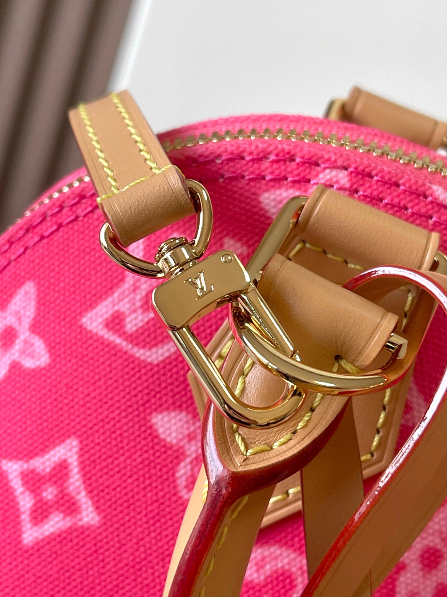 原单加强版+动态芯片【ALMA BB 手袋】 m27526蓝色,M27525米白,M28272玫红 本款 Alma BB 手袋出自路易威登与 Grace Coddington 合作推出的 Travels With Grace Coddington 系列,聚焦妙趣 Meowgram 图案.帆布包身搭配牛皮革饰边,织物肩带以 Coddington 手写体呈现“路易威登”字样.考究挂锁和钥匙包再度印证品牌精湛匠艺. 尺寸:17.5 x 11.5 x 23.5 厘米 (高 x 宽 x 长度)