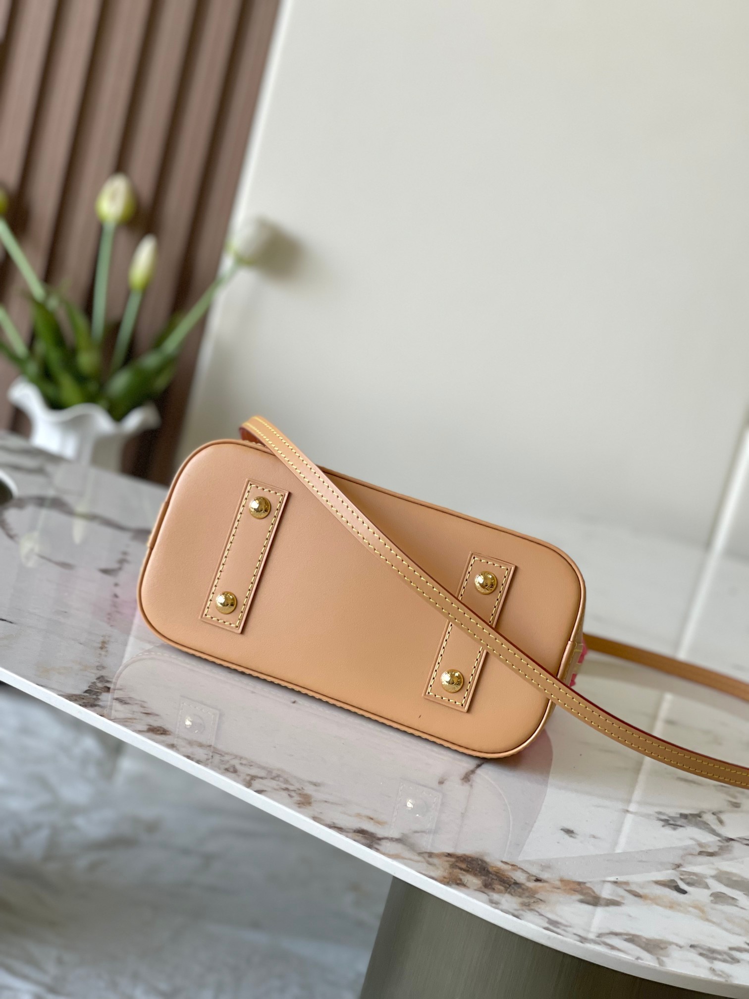 原单加强版+动态芯片【ALMA BB 手袋】 m27526蓝色,M27525米白,M28272玫红 本款 Alma BB 手袋出自路易威登与 Grace Coddington 合作推出的 Travels With Grace Coddington 系列,聚焦妙趣 Meowgram 图案.帆布包身搭配牛皮革饰边,织物肩带以 Coddington 手写体呈现“路易威登”字样.考究挂锁和钥匙包再度印证品牌精湛匠艺. 尺寸:17.5 x 11.5 x 23.5 厘米 (高 x 宽 x 长度)