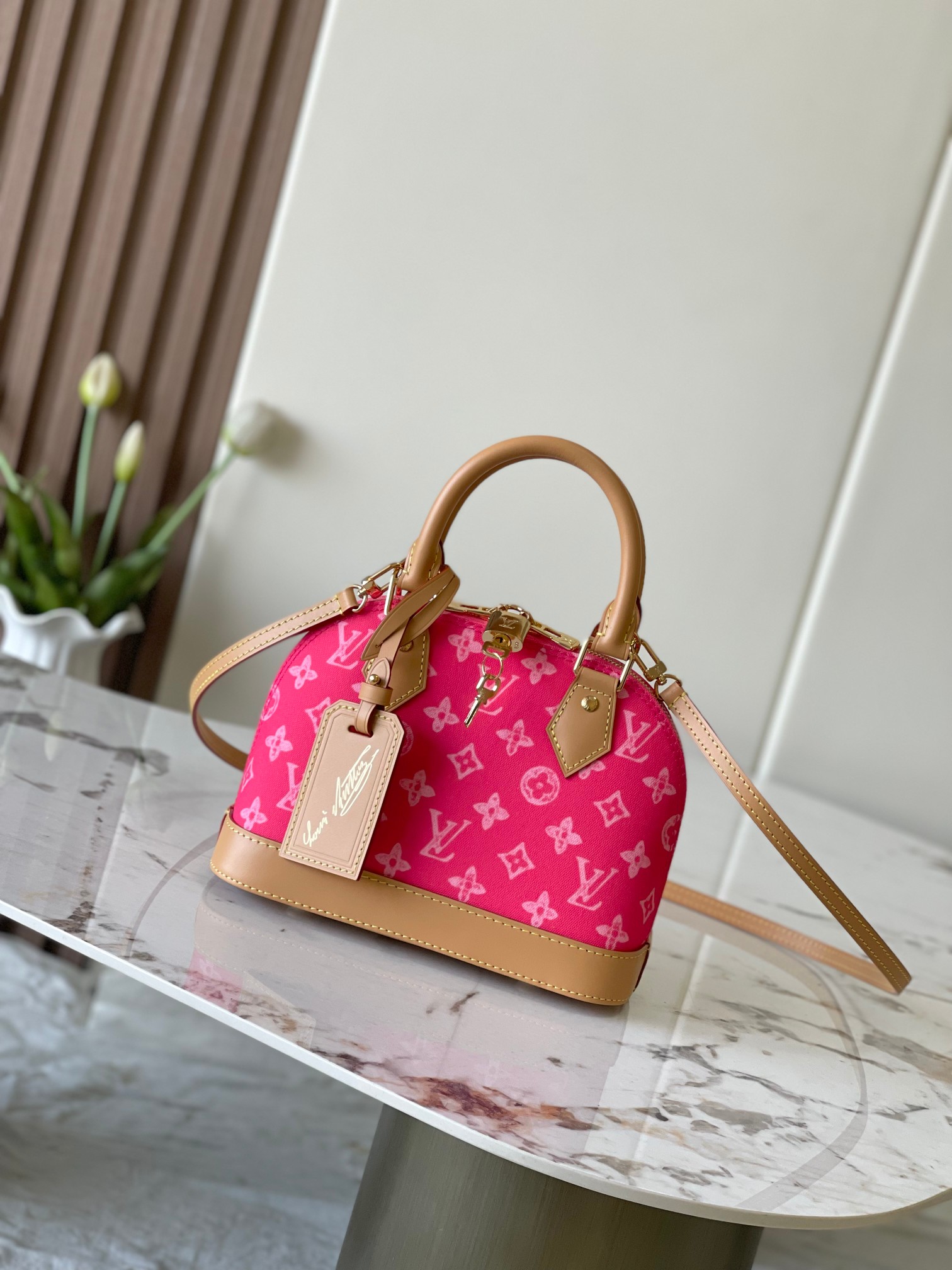 P650，原单加强版+动态芯片【ALMA BB 手袋】 m27526蓝色，M27525米白，M28272玫红
本款 Alma BB 手袋出自路易威登与 Grace Coddington 合作推出的 Travels With Grace Coddington 系列，聚焦妙趣 Meowgram 图案。帆布包身搭配牛皮革饰边，织物肩带以 Coddington 手写体呈现“路易威登”字样。考究挂锁和钥匙包再度印证品牌精湛匠艺。

尺寸：17.5 x 11.5 x 23.5 厘米   
(高 x 宽 x 长度)