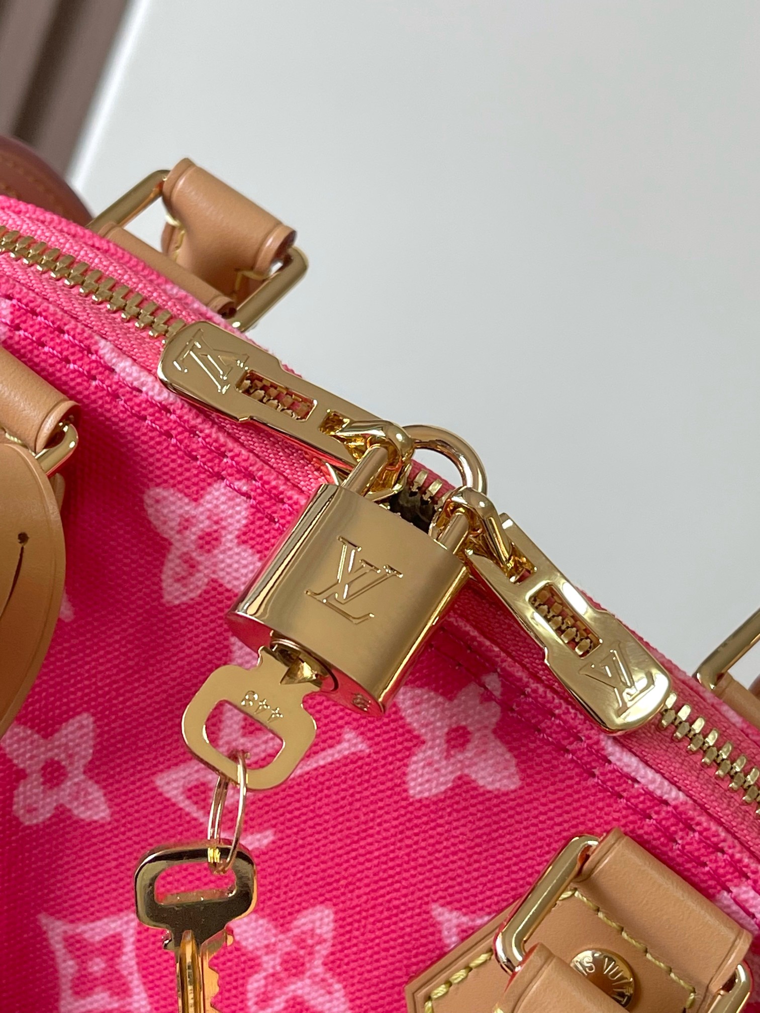 原单加强版+动态芯片【ALMA BB 手袋】 m27526蓝色,M27525米白,M28272玫红 本款 Alma BB 手袋出自路易威登与 Grace Coddington 合作推出的 Travels With Grace Coddington 系列,聚焦妙趣 Meowgram 图案.帆布包身搭配牛皮革饰边,织物肩带以 Coddington 手写体呈现“路易威登”字样.考究挂锁和钥匙包再度印证品牌精湛匠艺. 尺寸:17.5 x 11.5 x 23.5 厘米 (高 x 宽 x 长度)