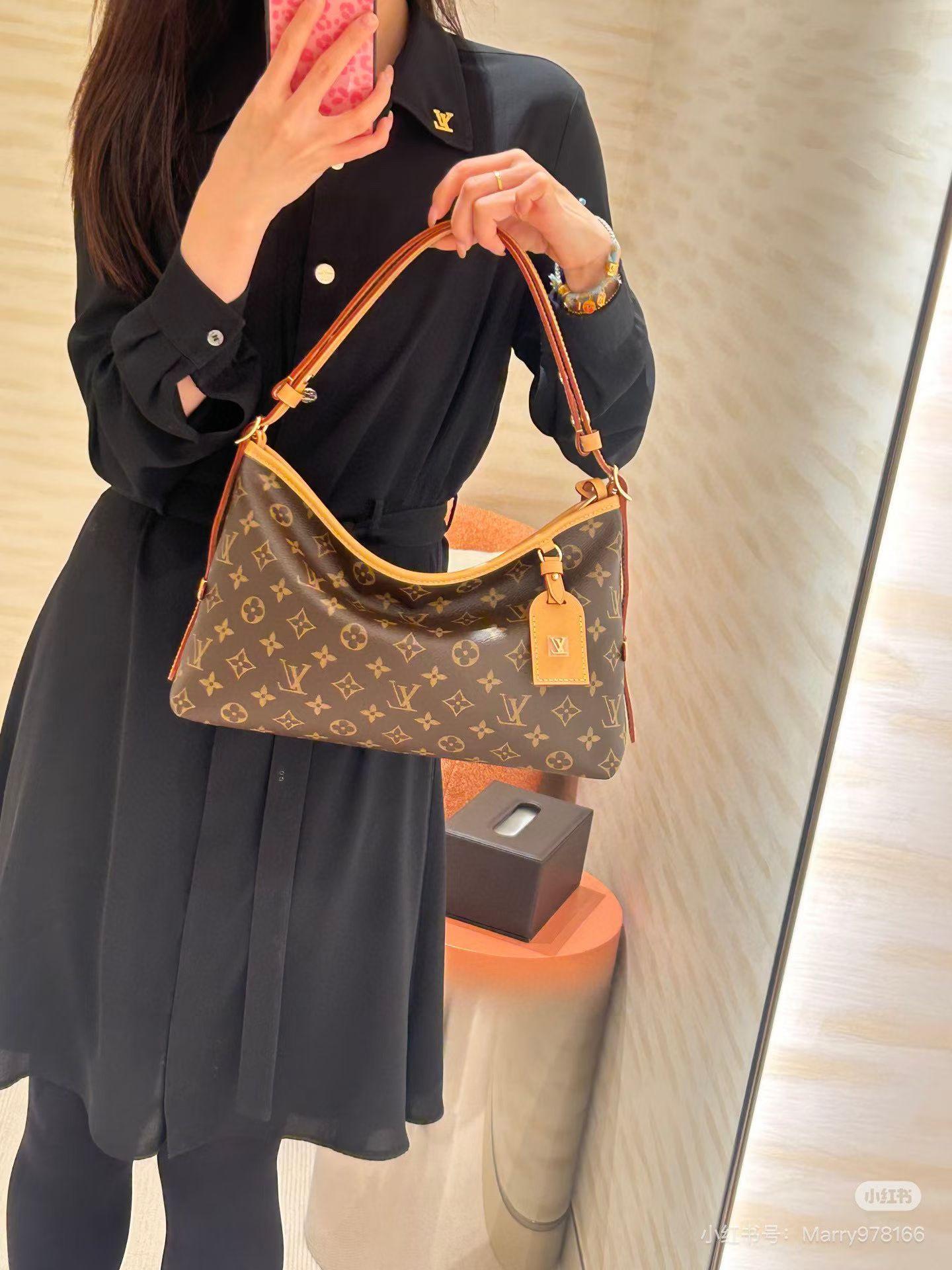 [Nuevo bolso CarryAll East West] M28101 Imagen de la parte superior del cuerpo del modelo de presbicia
