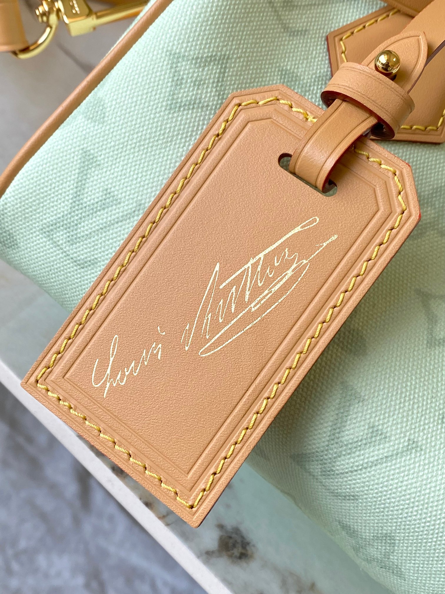 p610。 原单加强版+半钢五金163动态芯片 M27530浅绿 本款 Speedy Bandouli&egrave;re 20 手袋浓缩品牌传统 Speedy 旅行袋设计，为 Monogram 帆布搭配织物内衬和牛皮革饰边。可拆卸并调节的宽幅织物肩带呈现路易威登标识织纹，轧制皮革手柄再添背携方式。
20.5 x 13.5 x 12.0 厘米 (长 x 高 x 宽)