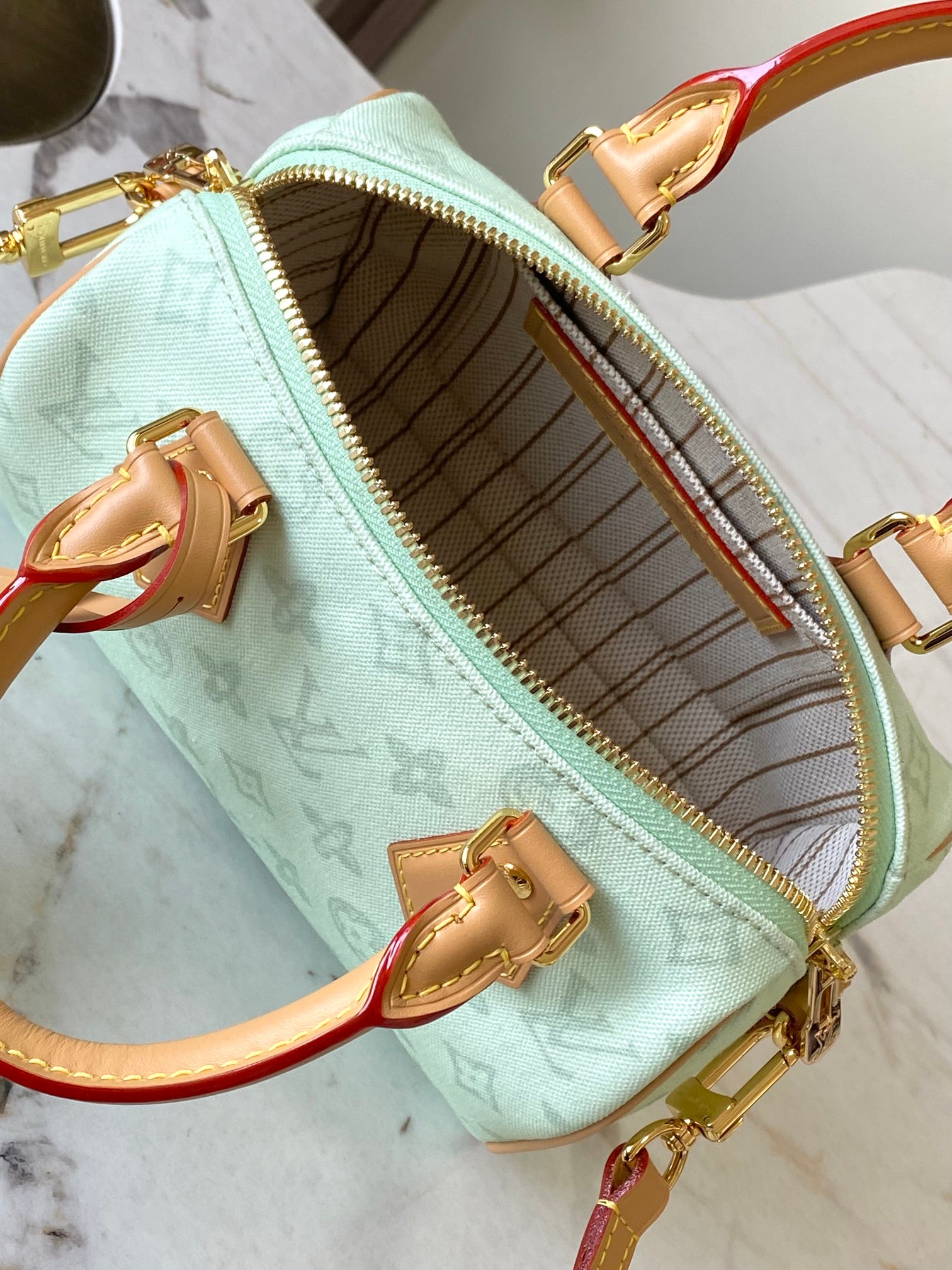 p610。 原单加强版+半钢五金163动态芯片 M27530浅绿 本款 Speedy Bandouli&egrave;re 20 手袋浓缩品牌传统 Speedy 旅行袋设计，为 Monogram 帆布搭配织物内衬和牛皮革饰边。可拆卸并调节的宽幅织物肩带呈现路易威登标识织纹，轧制皮革手柄再添背携方式。
20.5 x 13.5 x 12.0 厘米 (长 x 高 x 宽)