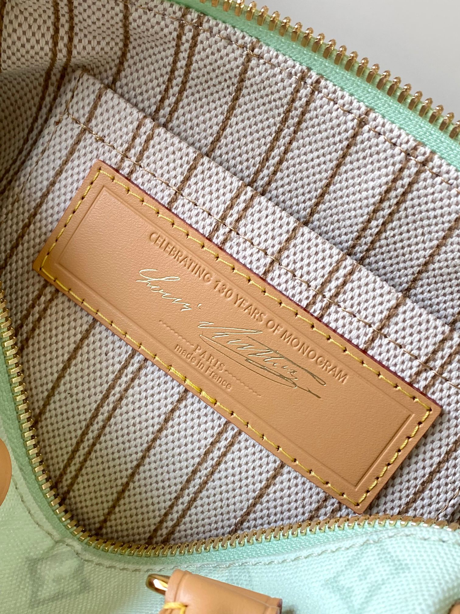 p610。 原单加强版+半钢五金163动态芯片 M27530浅绿 本款 Speedy Bandouli&egrave;re 20 手袋浓缩品牌传统 Speedy 旅行袋设计，为 Monogram 帆布搭配织物内衬和牛皮革饰边。可拆卸并调节的宽幅织物肩带呈现路易威登标识织纹，轧制皮革手柄再添背携方式。
20.5 x 13.5 x 12.0 厘米 (长 x 高 x 宽)