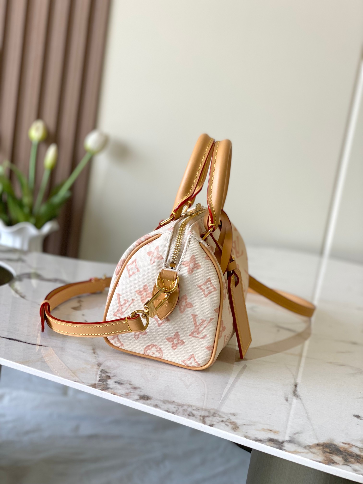 p610。 原单加强版+半钢五金163动态芯片 M27951 本款 Speedy Bandouli&egrave;re 20 手袋浓缩品牌传统 Speedy 旅行袋设计，为 Monogram 帆布搭配织物内衬和牛皮革饰边。可拆卸并调节的宽幅织物肩带呈现路易威登标识织纹，轧制皮革手柄再添背携方式。
20.5 x 13.5 x 12.0 厘米 (长 x 高 x 宽)