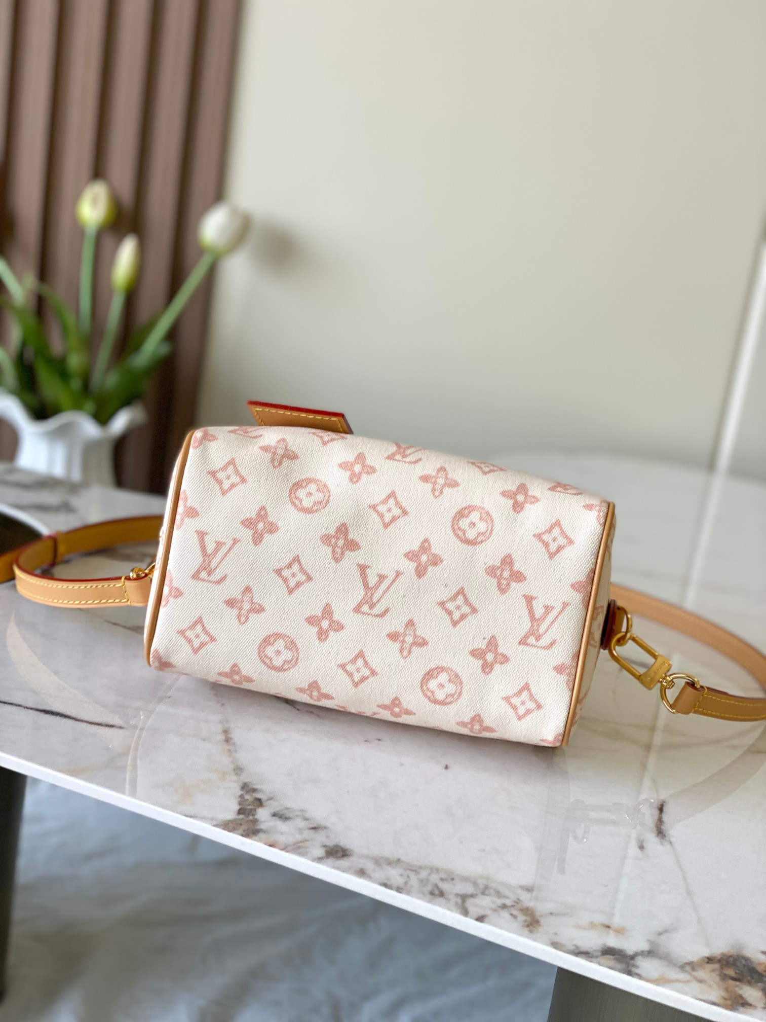 p610。 原单加强版+半钢五金163动态芯片 M27951 本款 Speedy Bandouli&egrave;re 20 手袋浓缩品牌传统 Speedy 旅行袋设计，为 Monogram 帆布搭配织物内衬和牛皮革饰边。可拆卸并调节的宽幅织物肩带呈现路易威登标识织纹，轧制皮革手柄再添背携方式。
20.5 x 13.5 x 12.0 厘米 (长 x 高 x 宽)