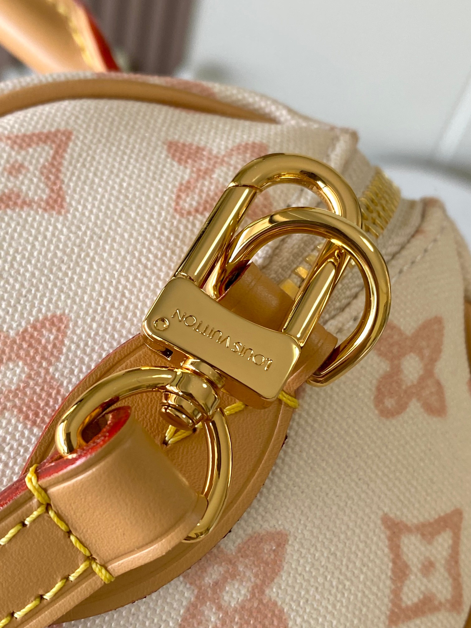 p610。 原单加强版+半钢五金163动态芯片 M27951 本款 Speedy Bandouli&egrave;re 20 手袋浓缩品牌传统 Speedy 旅行袋设计，为 Monogram 帆布搭配织物内衬和牛皮革饰边。可拆卸并调节的宽幅织物肩带呈现路易威登标识织纹，轧制皮革手柄再添背携方式。
20.5 x 13.5 x 12.0 厘米 (长 x 高 x 宽)