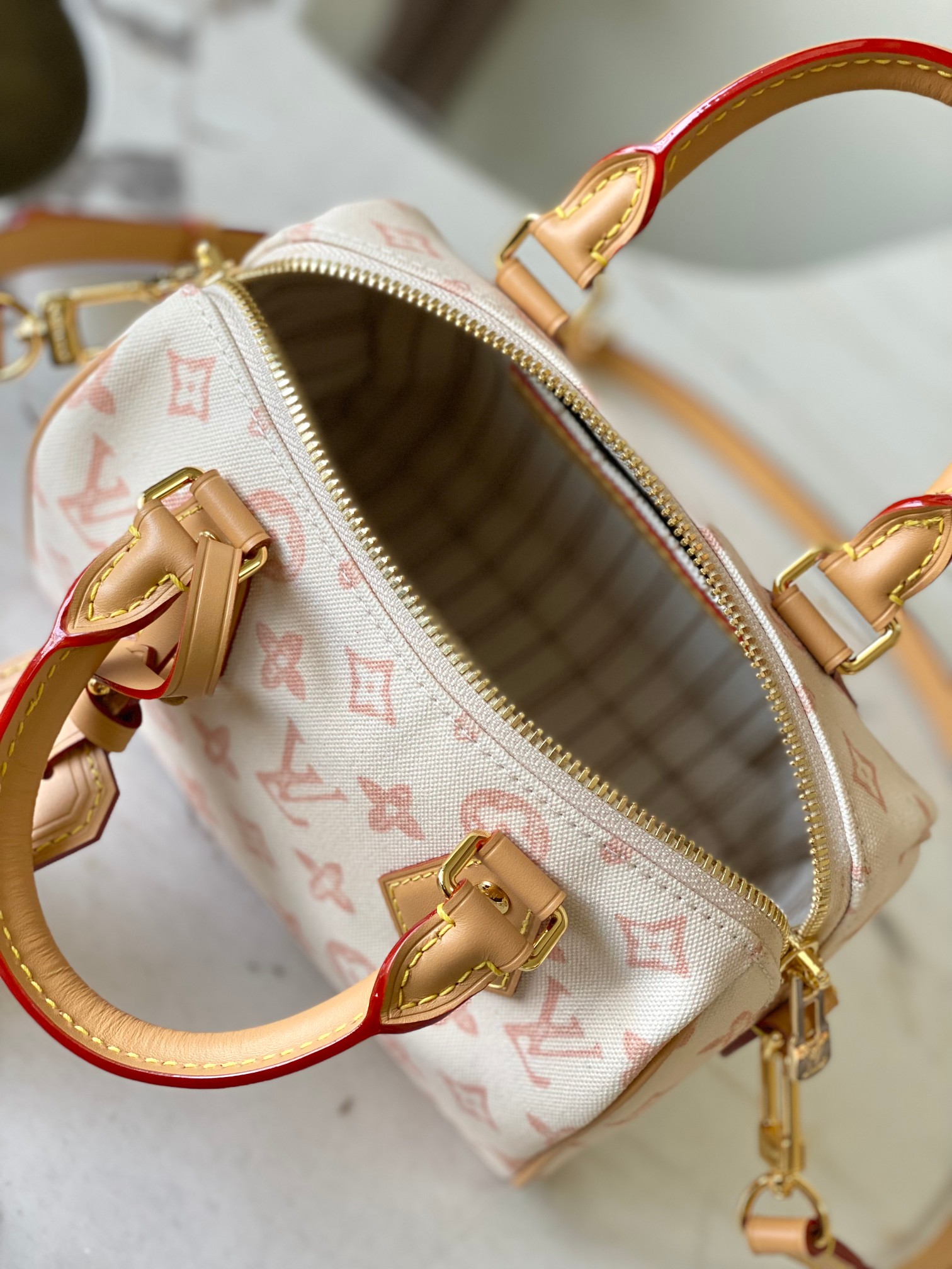 p610。 原单加强版+半钢五金163动态芯片 M27951 本款 Speedy Bandouli&egrave;re 20 手袋浓缩品牌传统 Speedy 旅行袋设计，为 Monogram 帆布搭配织物内衬和牛皮革饰边。可拆卸并调节的宽幅织物肩带呈现路易威登标识织纹，轧制皮革手柄再添背携方式。
20.5 x 13.5 x 12.0 厘米 (长 x 高 x 宽)