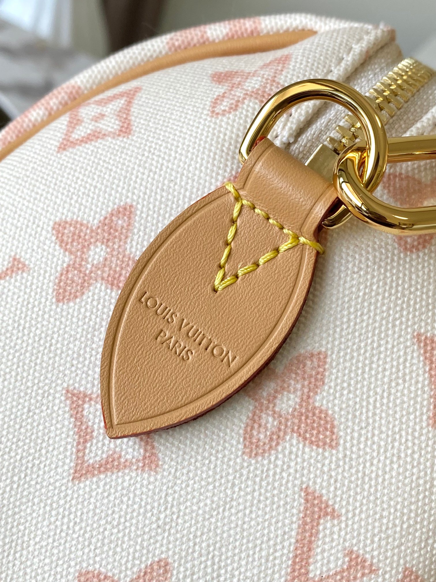 p610。 原单加强版+半钢五金163动态芯片 M27951 本款 Speedy Bandouli&egrave;re 20 手袋浓缩品牌传统 Speedy 旅行袋设计，为 Monogram 帆布搭配织物内衬和牛皮革饰边。可拆卸并调节的宽幅织物肩带呈现路易威登标识织纹，轧制皮革手柄再添背携方式。
20.5 x 13.5 x 12.0 厘米 (长 x 高 x 宽)