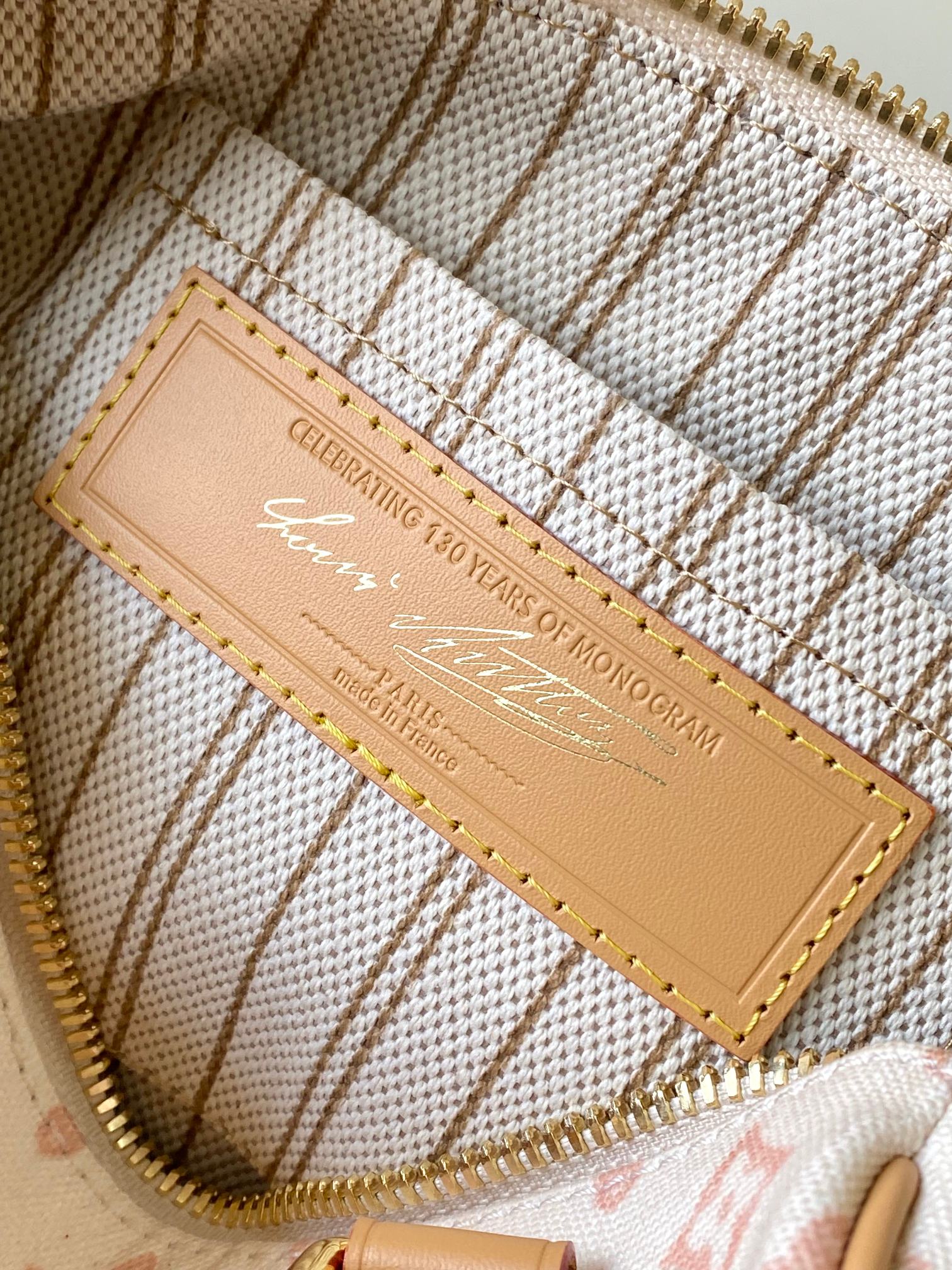 p610。 原单加强版+半钢五金163动态芯片 M27951 本款 Speedy Bandouli&egrave;re 20 手袋浓缩品牌传统 Speedy 旅行袋设计，为 Monogram 帆布搭配织物内衬和牛皮革饰边。可拆卸并调节的宽幅织物肩带呈现路易威登标识织纹，轧制皮革手柄再添背携方式。
20.5 x 13.5 x 12.0 厘米 (长 x 高 x 宽)