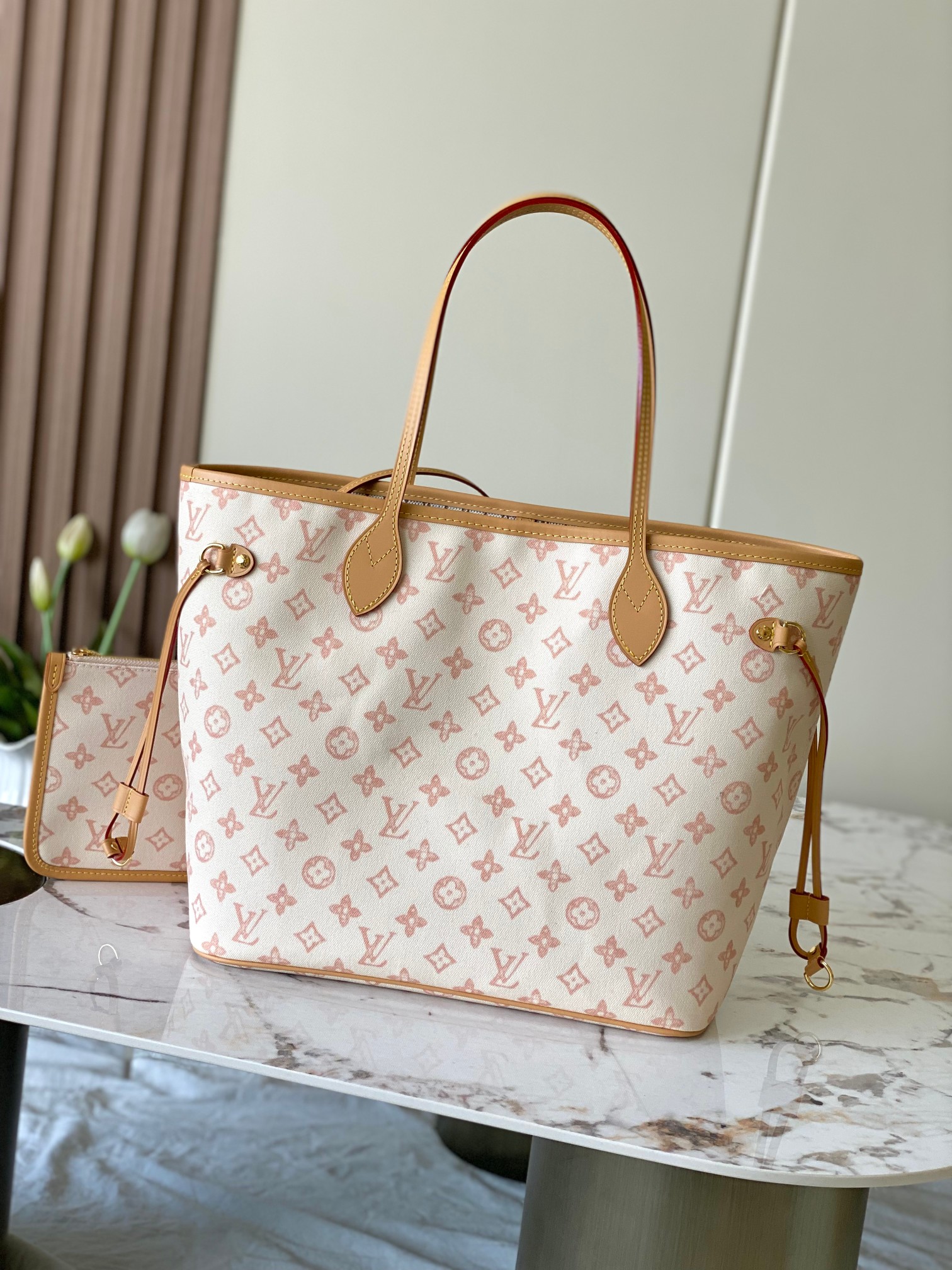 P570, versión reforzada original + herrajes de semiacero, M27521, este bolso mediano Neverfull rinde homenaje a la larg…