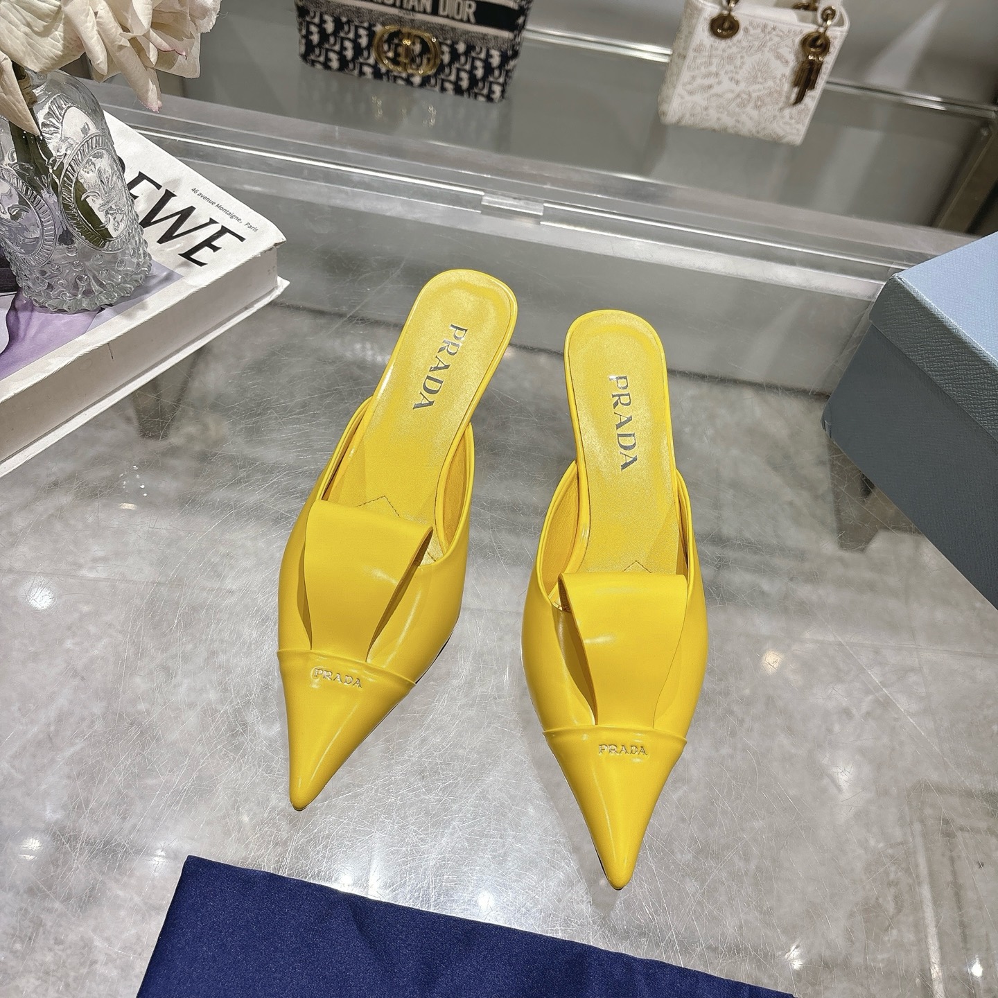 NO:406202,High version PRADA* Prada 25ss Spring and Summer New Mary Jane Pointed High Heels Fashion Shoes Original purchase 1:1 development, perfect details, comfortable to wear the beautiful clothes of spring and summer, exquisite and delicate. The upper is original beaded cowhide, inner sheepskin, outsole Italian leather outsole Heel height 5.5cm, 7.5cm Size 35-40 (41 custom made without return) Packaging original full set of packaging Packaging, high heels, prada, prada, sandals, mary jane, high heels, cowhide, sheepskin, Leather soles19860909高版本  PRADA* 普拉达25ss春夏新品玛丽珍尖头高跟鞋时装鞋 原版购入1:1开发,细节完美,上脚舒适可任意配搭春夏的美饰服丽,精耐致看 鞋面原版开边珠牛皮 内里羊皮 大底意大利真皮大底 跟高5.5cm、7.5cm 码数35-40（41订做不退换） 包装原版全套包装 包装,高跟鞋凉鞋,prada,prada,sandals,mary jane,high heels,cowhide,sheepskin,Leather soles,Women's Shoes