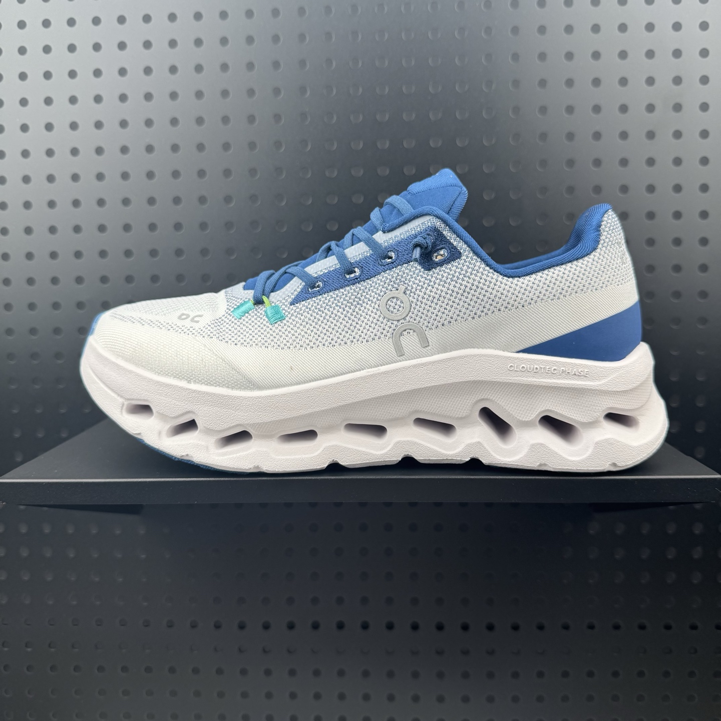 💰 120
✅On Cloudmonster CL昂跑减震生活休闲鞋 
此运动品牌 开创于2010年 缓震着陆、强效回弹、轻柔质感的设计构思始终是ON研制关键 与此同时基于“为全球提供革新性的跑步感受”信念  陆续推出了多款跑鞋及其以专业运动人体跑步工程学为设计关键的功能性跑步服饰设备 让跑者不费力气地畅快畅跑 
货号：3MF31124526
SIZE：36-45(24)