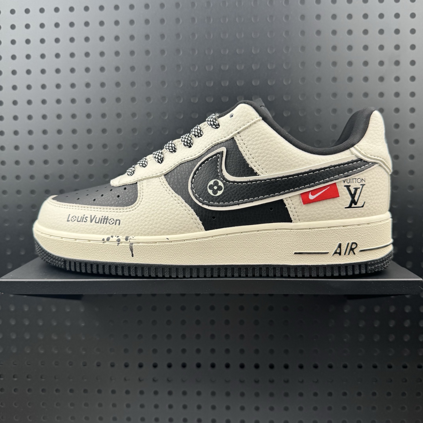 💰220
✅Nike Air Force 1 Low 07 x Louis Vuitton 白黑满天星
原楦头原纸板 打造纯正低帮空军版型
全掌内置蜂窝气垫 原盒配件 原厂中底钢印、拉帮完美 
官方货号：DD1982 321
Size：36 36.5 37.5 38 38.5 39 40 40.5 41 42 42.5 43 44 44.5 45(32)