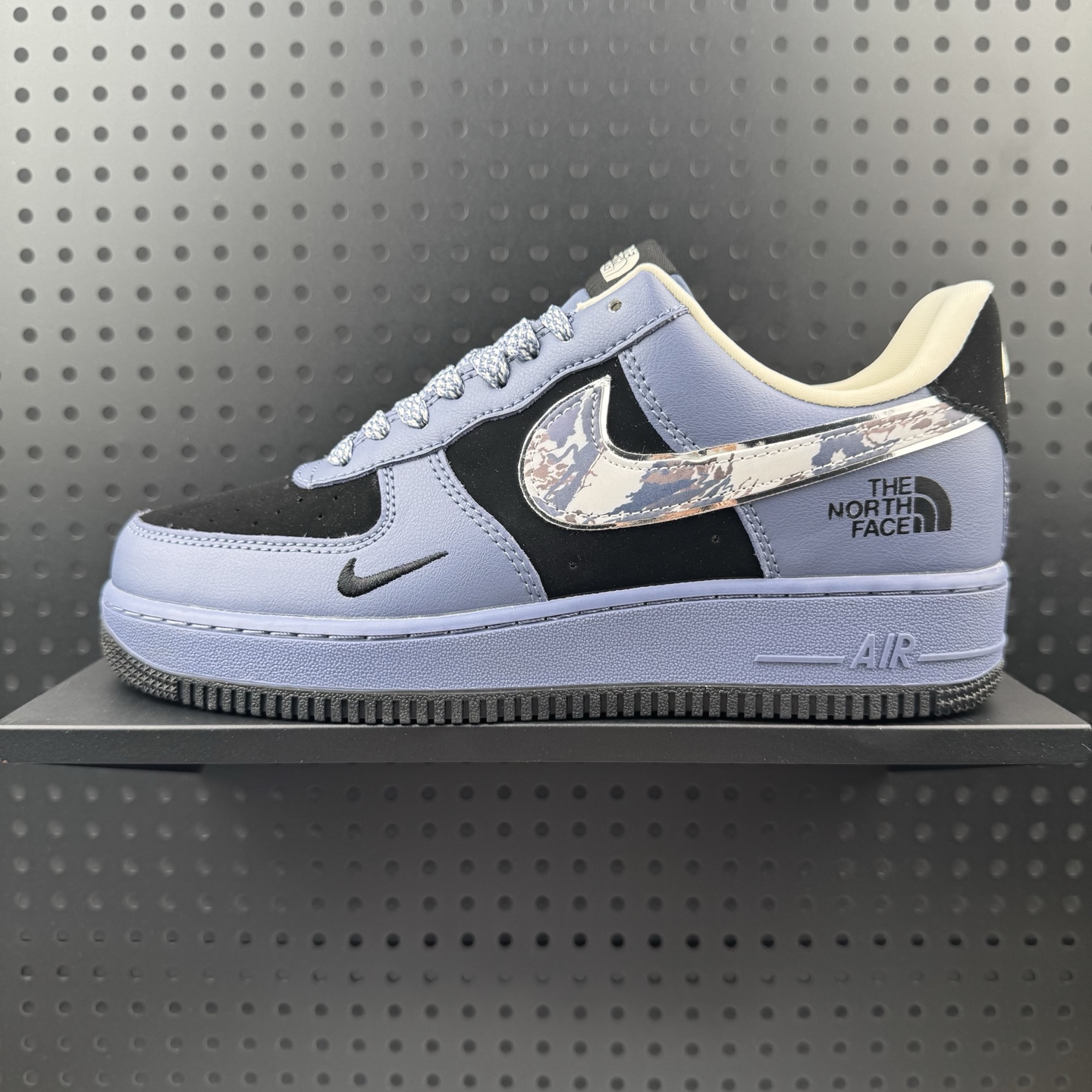 💰220
✅Nike Air Force 1 Low 07 x The North Face 蓝黑小勾满天星
原楦头原纸板 打造纯正低帮空军版型
全掌内置蜂窝气垫 原盒配件 原厂中底钢印、拉帮完美 
官方货号：KJ1688 018
Size：36 36.5 37.5 38 38.5 39 40 40.5 41 42 42.5 43 44 44.5 45(32)