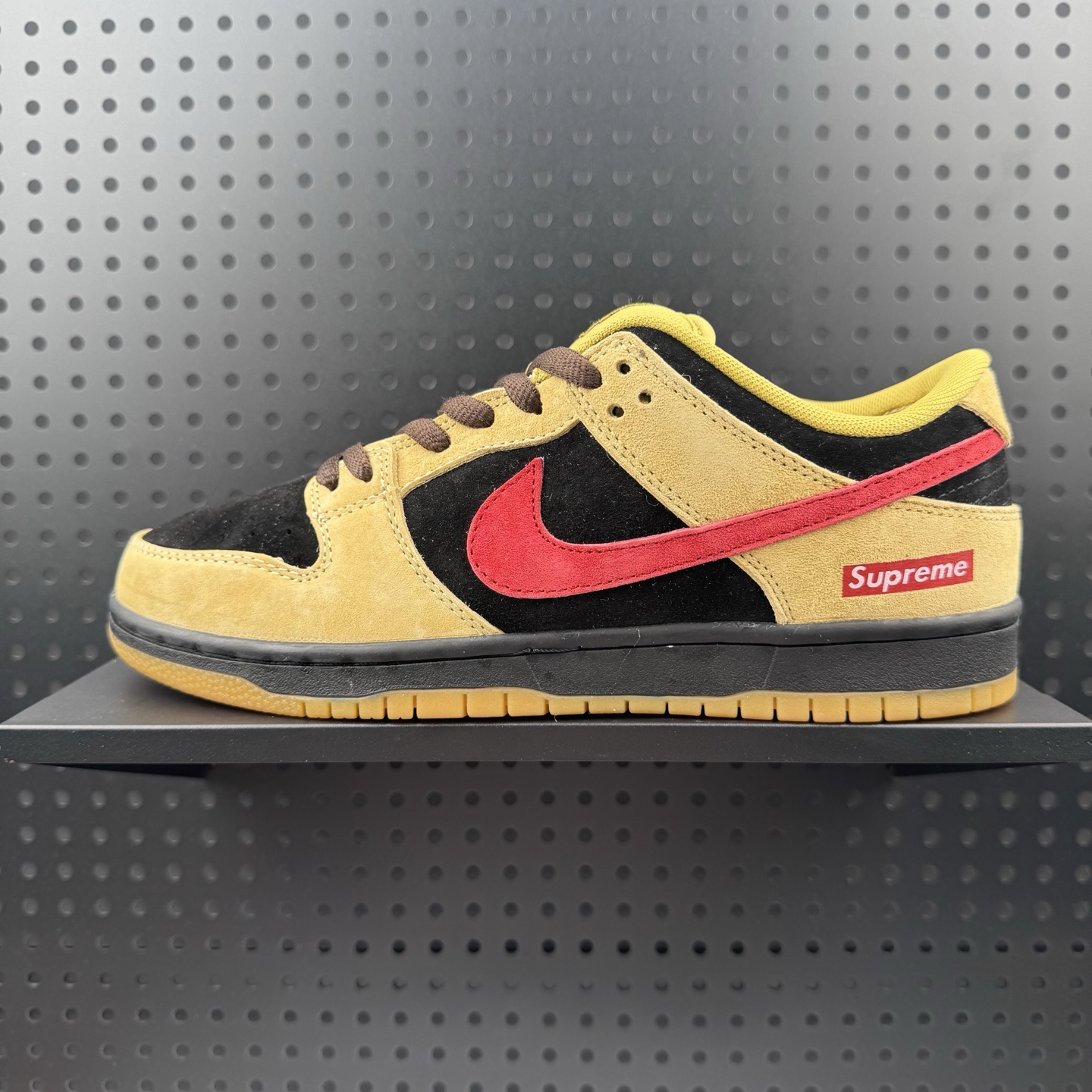 Supreme x Nike Dunk SB Low 黄黑 此款以简约大方的造型设计,给人以随性休闲的时尚格调,穿着舒适轻便,运动灵活自如,满足日常个性穿搭. 货号: BQ6817-204 (32)