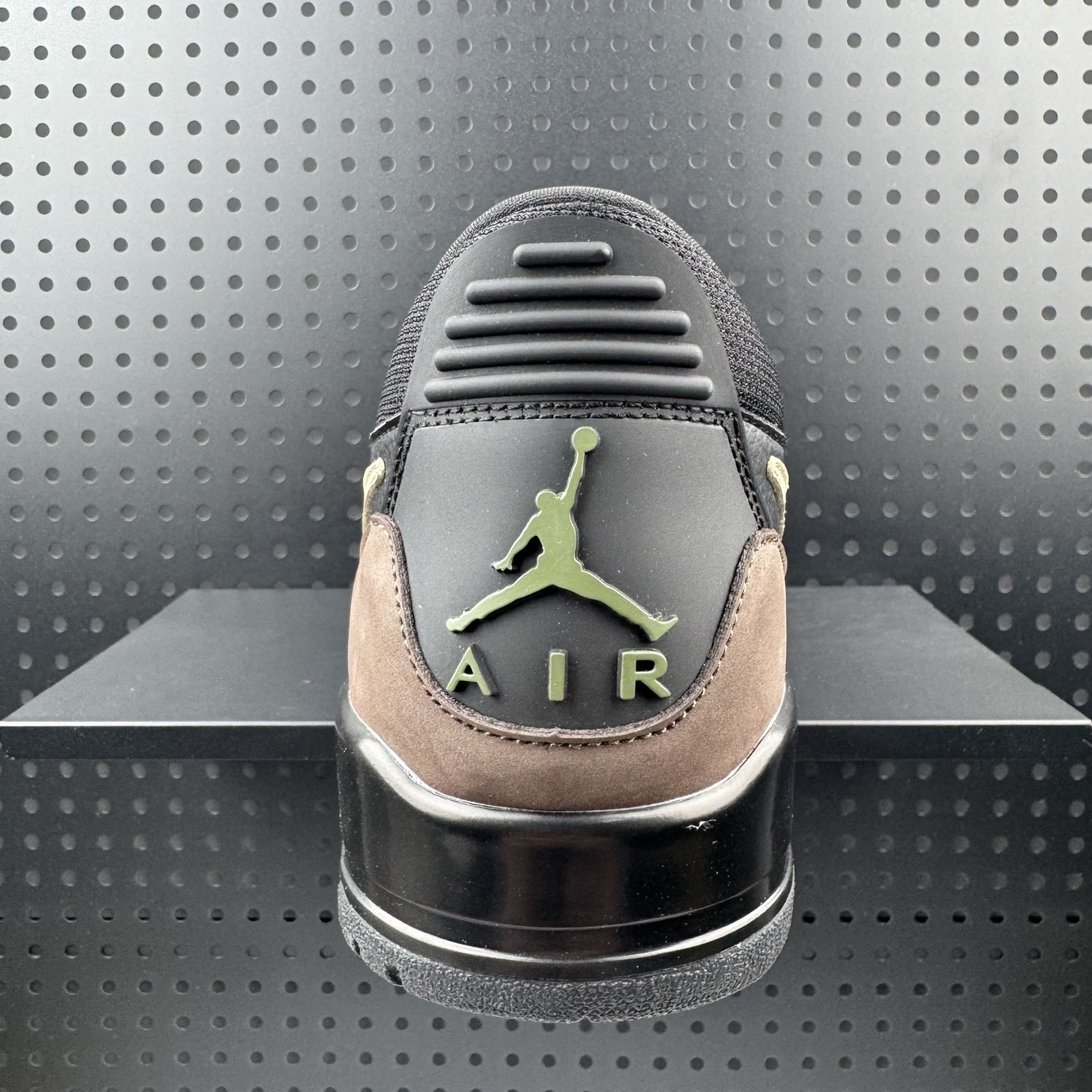 💰160
✅独家订单 纯原级别 目前市场最高工艺 
Nike Air Jordan Legacy 312 Low 乔丹最强三合一混合版 黑棕
有着交错结合的设计，它的名字就展现出它所包含的鞋款元素，312 分别对应了 Air Jordan 3、Air Jordan 1 和 Air Trainer 2，将这三双经典又有不俗人气的鞋款融合，“最强三合一” 的名称由此得来
官方货号：CD7069 003
尺码：36 36.5 37.5 38 38.5 39 40 40.5 41 42 42.5 43 44 44.5 45 46 47.5(01)