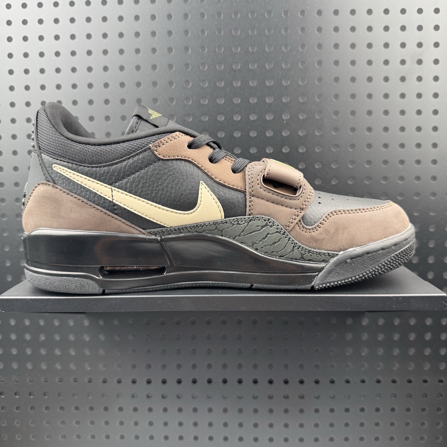 💰160
✅独家订单 纯原级别 目前市场最高工艺 
Nike Air Jordan Legacy 312 Low 乔丹最强三合一混合版 黑棕
有着交错结合的设计，它的名字就展现出它所包含的鞋款元素，312 分别对应了 Air Jordan 3、Air Jordan 1 和 Air Trainer 2，将这三双经典又有不俗人气的鞋款融合，“最强三合一” 的名称由此得来
官方货号：CD7069 003
尺码：36 36.5 37.5 38 38.5 39 40 40.5 41 42 42.5 43 44 44.5 45 46 47.5(01)