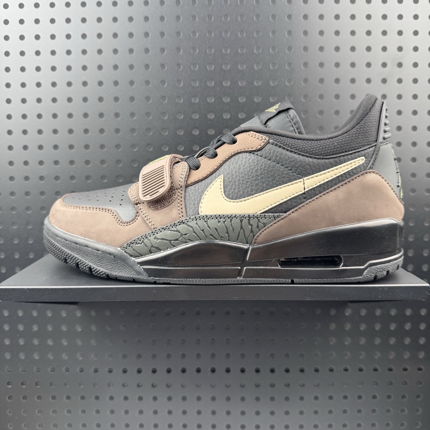 💰160
✅独家订单 纯原级别 目前市场最高工艺 
Nike Air Jordan Legacy 312 Low 乔丹最强三合一混合版 黑棕
有着交错结合的设计，它的名字就展现出它所包含的鞋款元素，312 分别对应了 Air Jordan 3、Air Jordan 1 和 Air Trainer 2，将这三双经典又有不俗人气的鞋款融合，“最强三合一” 的名称由此得来
官方货号：CD7069 003
尺码：36 36.5 37.5 38 38.5 39 40 40.5 41 42 42.5 43 44 44.5 45 46 47.5(01)