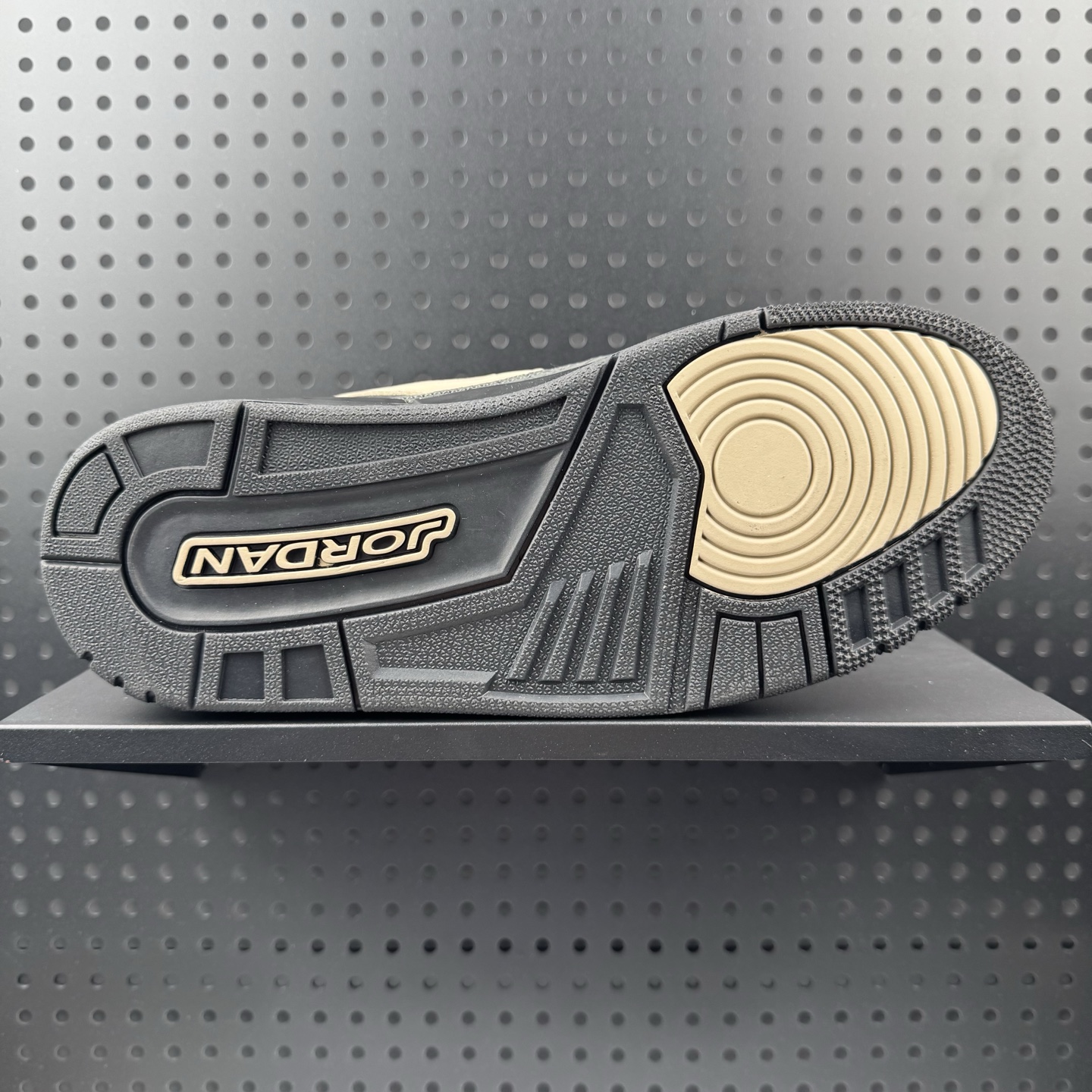 💰160
✅独家订单 纯原级别 目前市场最高工艺 
Nike Air Jordan Legacy 312 Low 乔丹最强三合一混合版 黑棕
有着交错结合的设计，它的名字就展现出它所包含的鞋款元素，312 分别对应了 Air Jordan 3、Air Jordan 1 和 Air Trainer 2，将这三双经典又有不俗人气的鞋款融合，“最强三合一” 的名称由此得来
官方货号：CD7069 003
尺码：36 36.5 37.5 38 38.5 39 40 40.5 41 42 42.5 43 44 44.5 45 46 47.5(01)