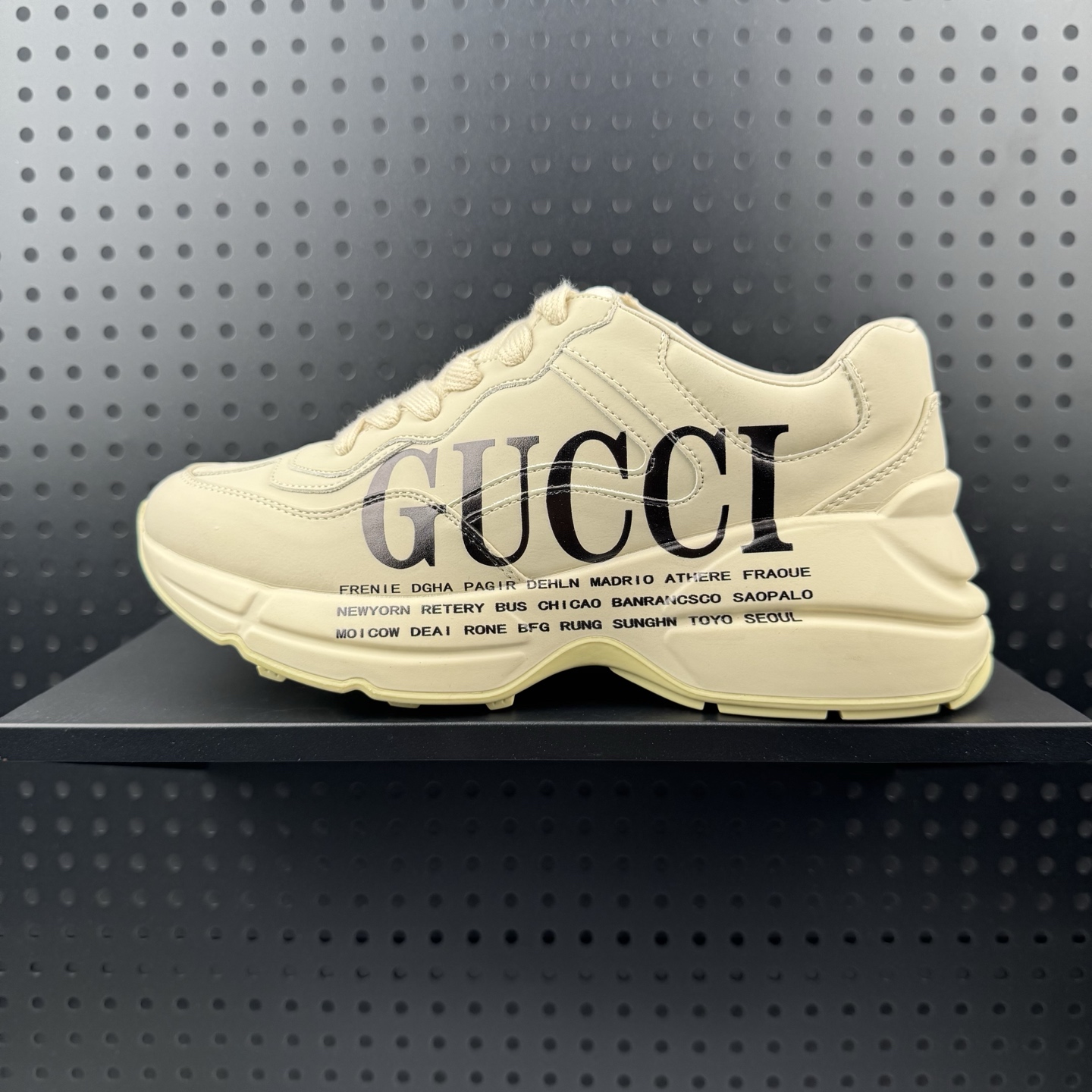💰160 ✅古驰老爹鞋来袭采用厚实鞋底和沉稳结构的设计，从80年代印花中汲取灵搭配的复古 Gucci Logo 以老爹鞋 Rhyton 的复古感，向悠长的时尚智慧致敬。古驰 Rhyton 系列运动鞋，以文艺复兴为灵感，融入当代青年文化的个性元素 货号:636343 A9L00 9522 尺码：35-45(24)