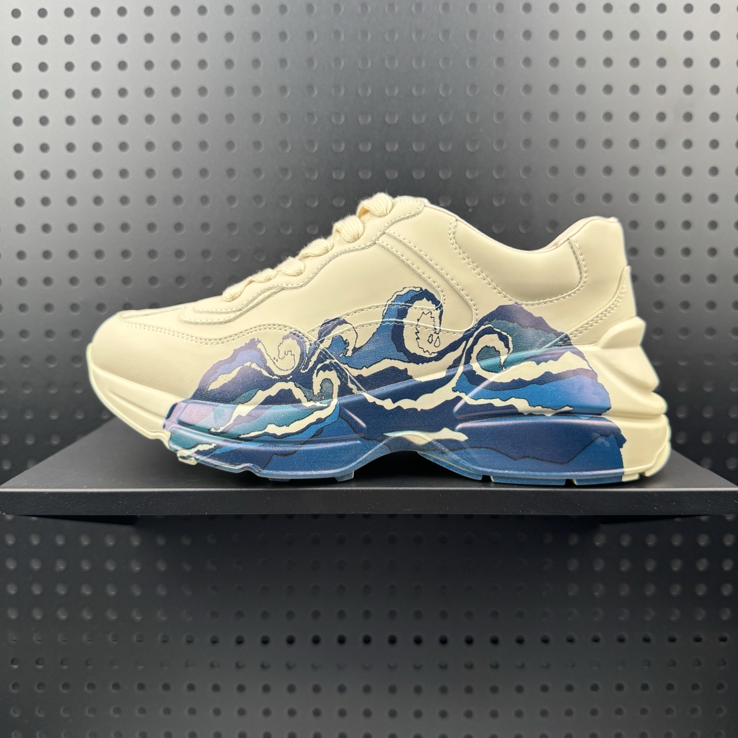 💰160 ✅古驰老爹鞋来袭采用厚实鞋底和沉稳结构的设计,从80年代印花中汲取灵搭配的复古 Gucci Logo 以老爹鞋 Rhyton 的复古感,向悠长的时尚智慧致敬。古驰 Rhyton 系列运动鞋,以文艺复兴为灵感,融入当代青年文化的个性元素 货号:576052 DRW00 9522 尺码:35-45(24)