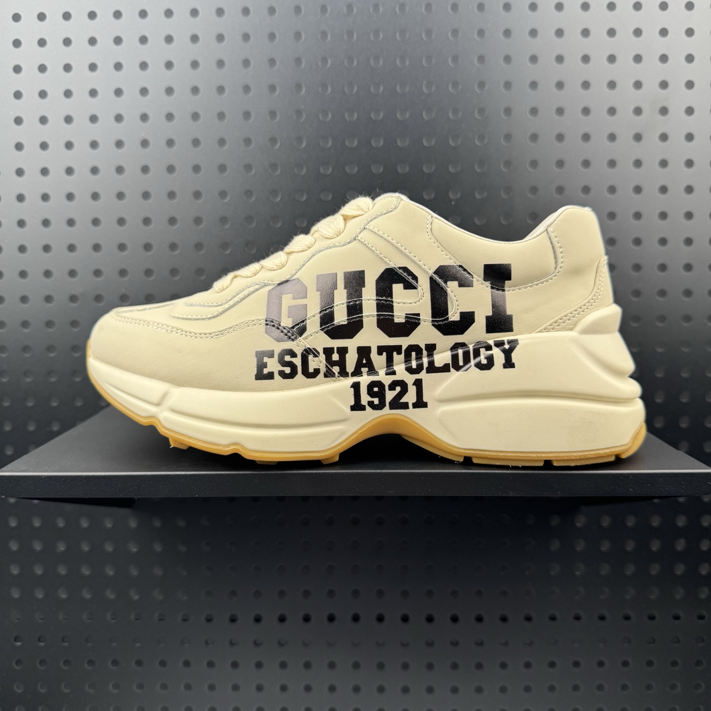 💰160 ✅古驰老爹鞋来袭采用厚实鞋底和沉稳结构的设计,从80年代印花中汲取灵搭配的复古 Gucci Logo 以老爹鞋 Rhyton 的复古感,向悠长的时尚智慧致敬。古驰 Rhyton 系列运动鞋,以文艺复兴为灵感,融入当代青年文化的个性元素 货号:663340 2SH00 9522 尺码:35-45(24)