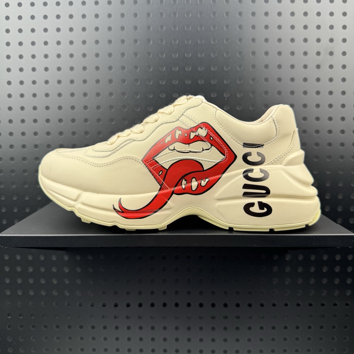 💰160 ✅古驰老爹鞋来袭采用厚实鞋底和沉稳结构的设计，从80年代印花中汲取灵搭配的复古 Gucci Logo 以老爹鞋 Rhyton 的复古感，向悠长的时尚智慧致敬。古驰 Rhyton 系列运动鞋，以文艺复兴为灵感，融入当代青年文化的个性元素 货号:552093 A9L00 9522 尺码：35-45(24)