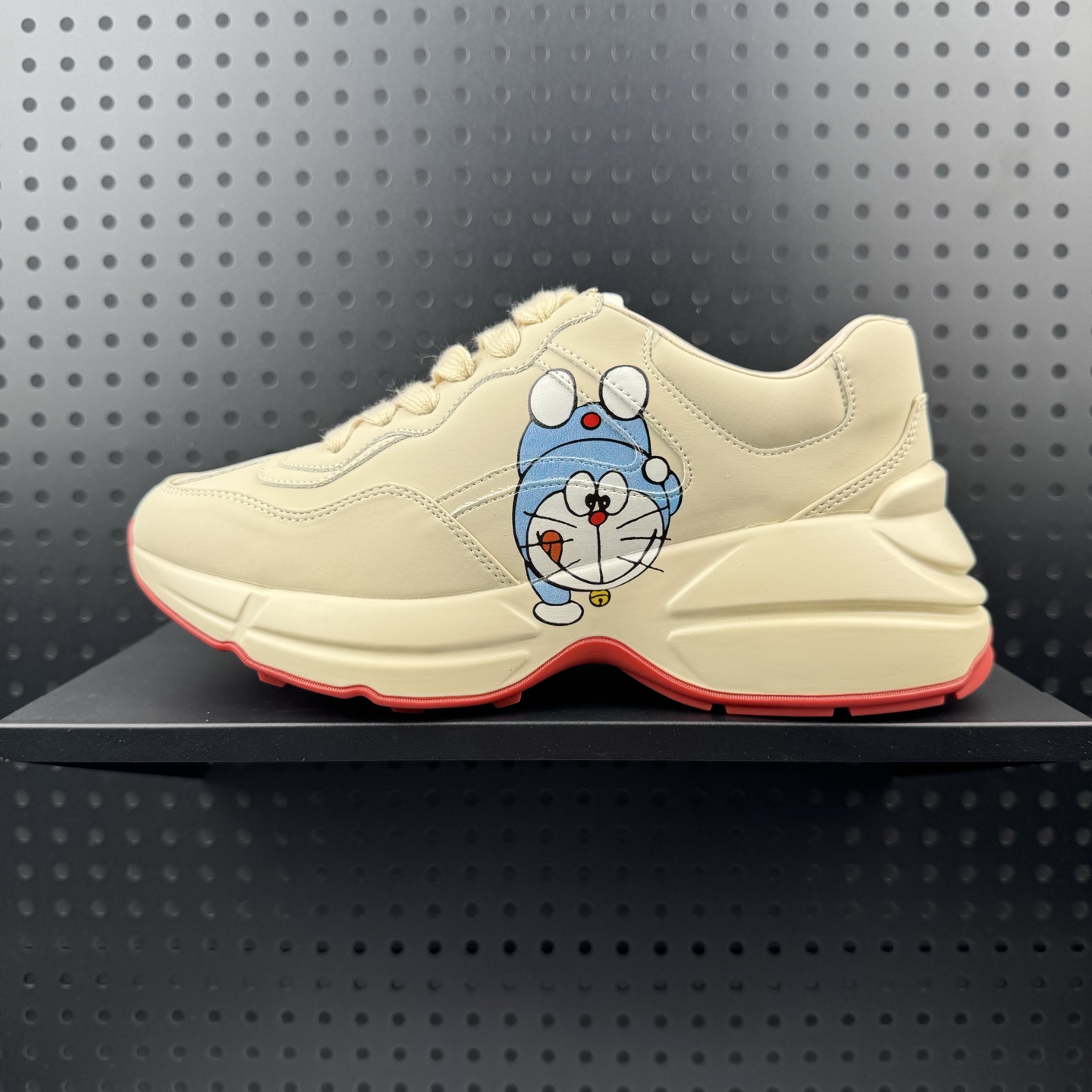 💰160 ✅古驰老爹鞋来袭采用厚实鞋底和沉稳结构的设计，从80年代印花中汲取灵搭配的复古 Gucci Logo 以老爹鞋 Rhyton 的复古感，向悠长的时尚智慧致敬。古驰 Rhyton 系列运动鞋，以文艺复兴为灵感，融入当代青年文化的个性元素 货号:655037 DRW00 9522 尺码：35-45(24)