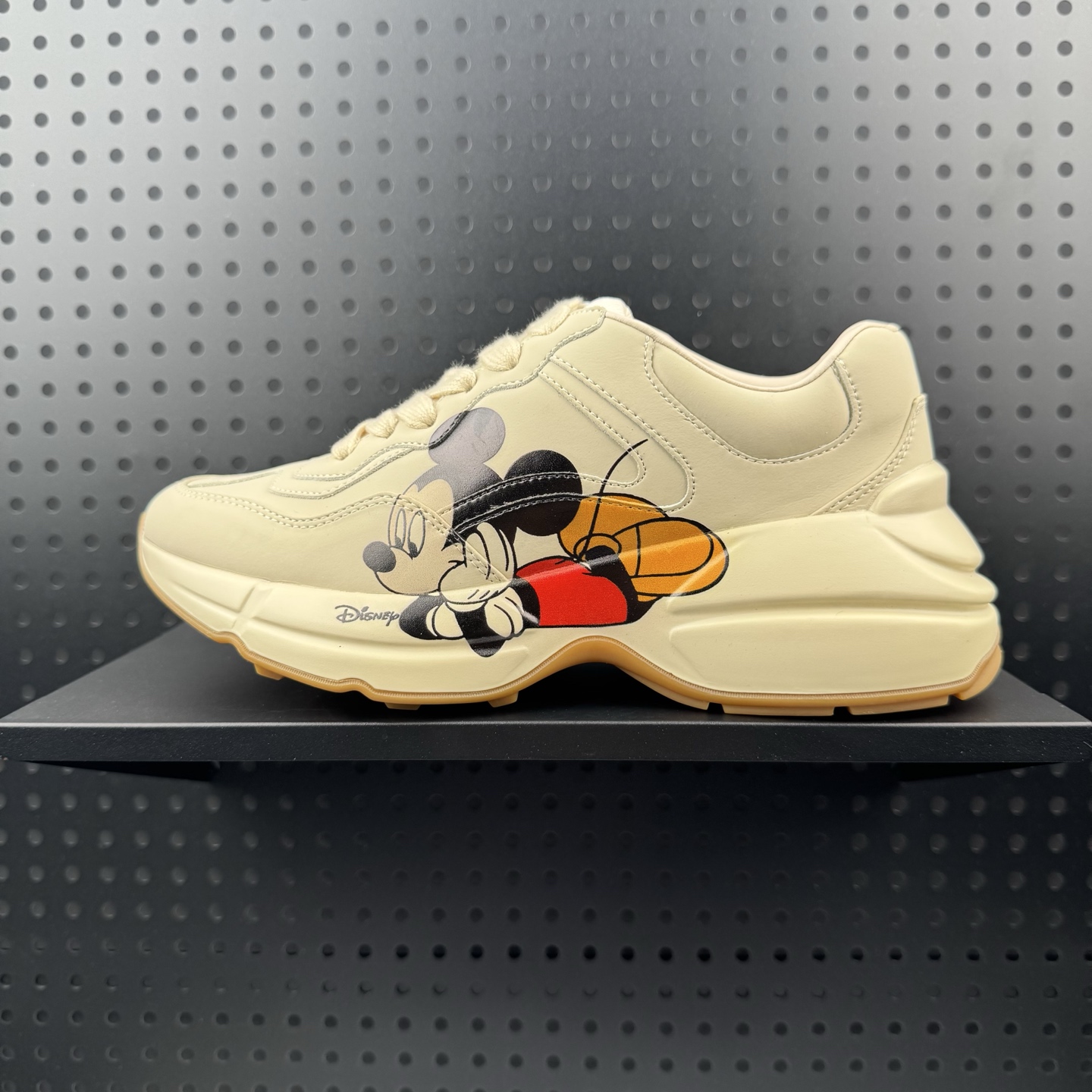 💰160 ✅古驰老爹鞋来袭采用厚实鞋底和沉稳结构的设计,从80年代印花中汲取灵搭配的复古 Gucci Logo 以老爹鞋 Rhyton 的复古感,向悠长的时尚智慧致敬。古驰 Rhyton 系列运动鞋,以文艺复兴为灵感,融入当代青年文化的个性元素 货号:602049 DRW00 9522 尺码:35-45(24)