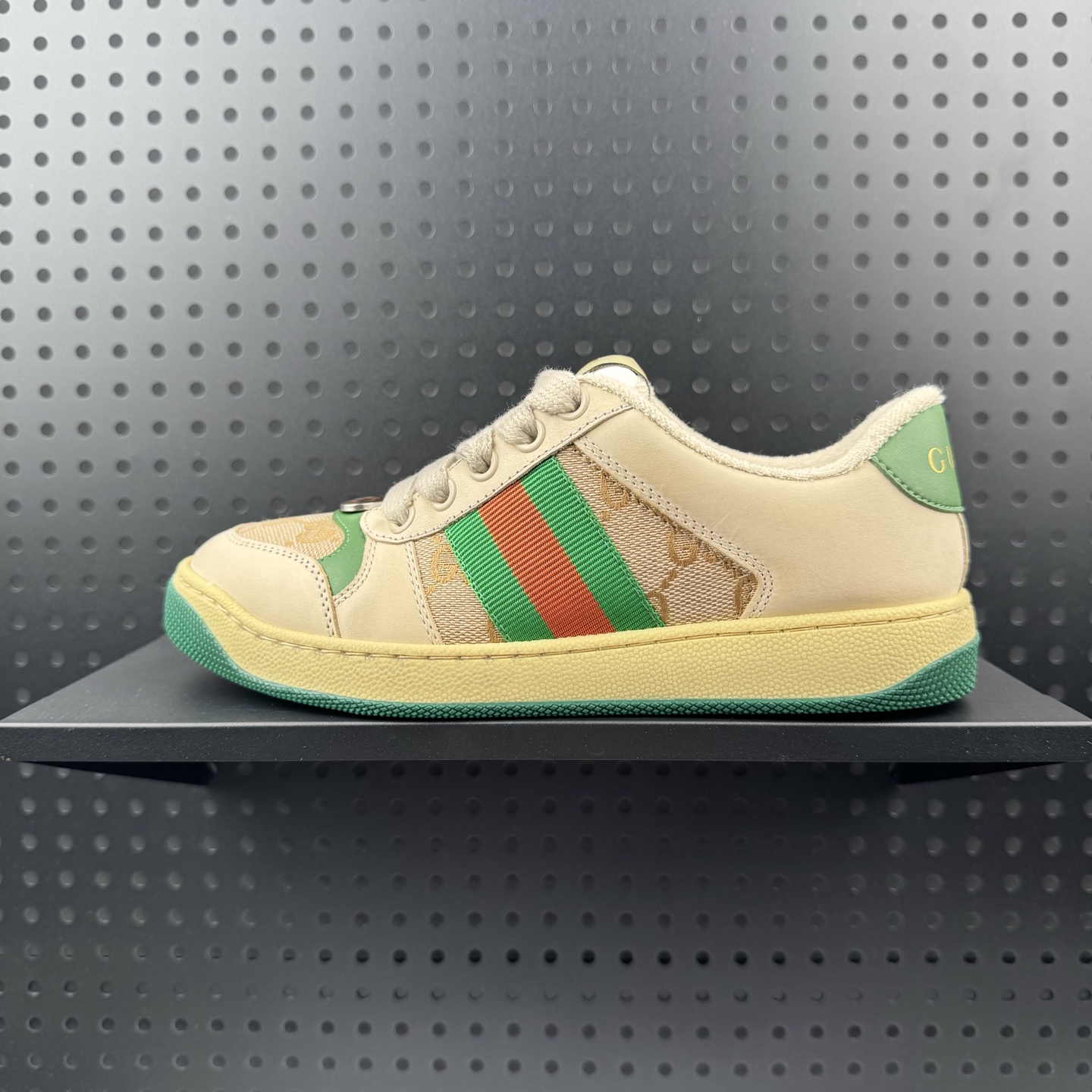 💰170
✅Gucci Distressed Screener sneaker 古驰小脏鞋系列
官方同步 绿盒版本 海淘代购指定专供经典原型复古百搭做旧小脏板鞋复古学院风 怀旧版 原版做旧
货号: 570443 9Y920 9666
尺码:35-45(31)