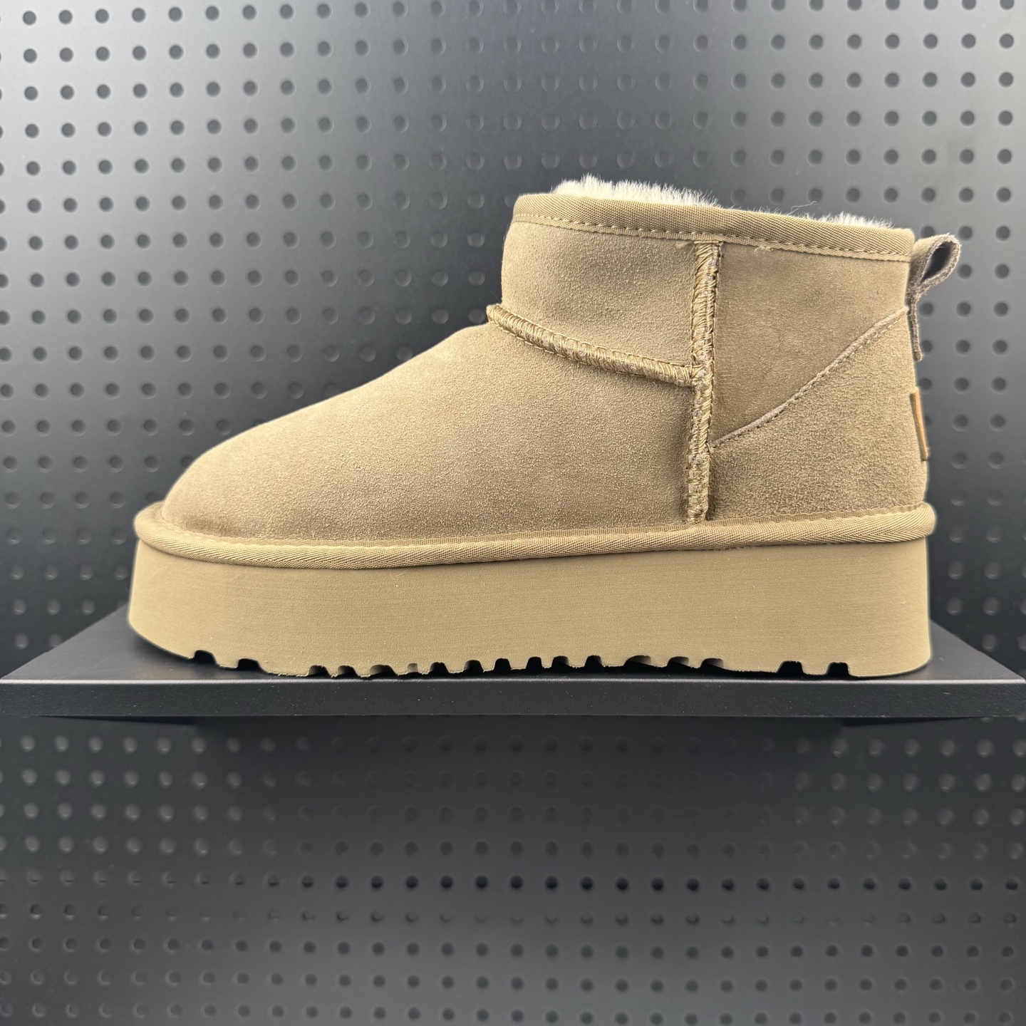 UGG Classic Ultra Mini 冬季加毛保暖雪地靴 皮毛一体短靴 货号:1116109-ALP (24)