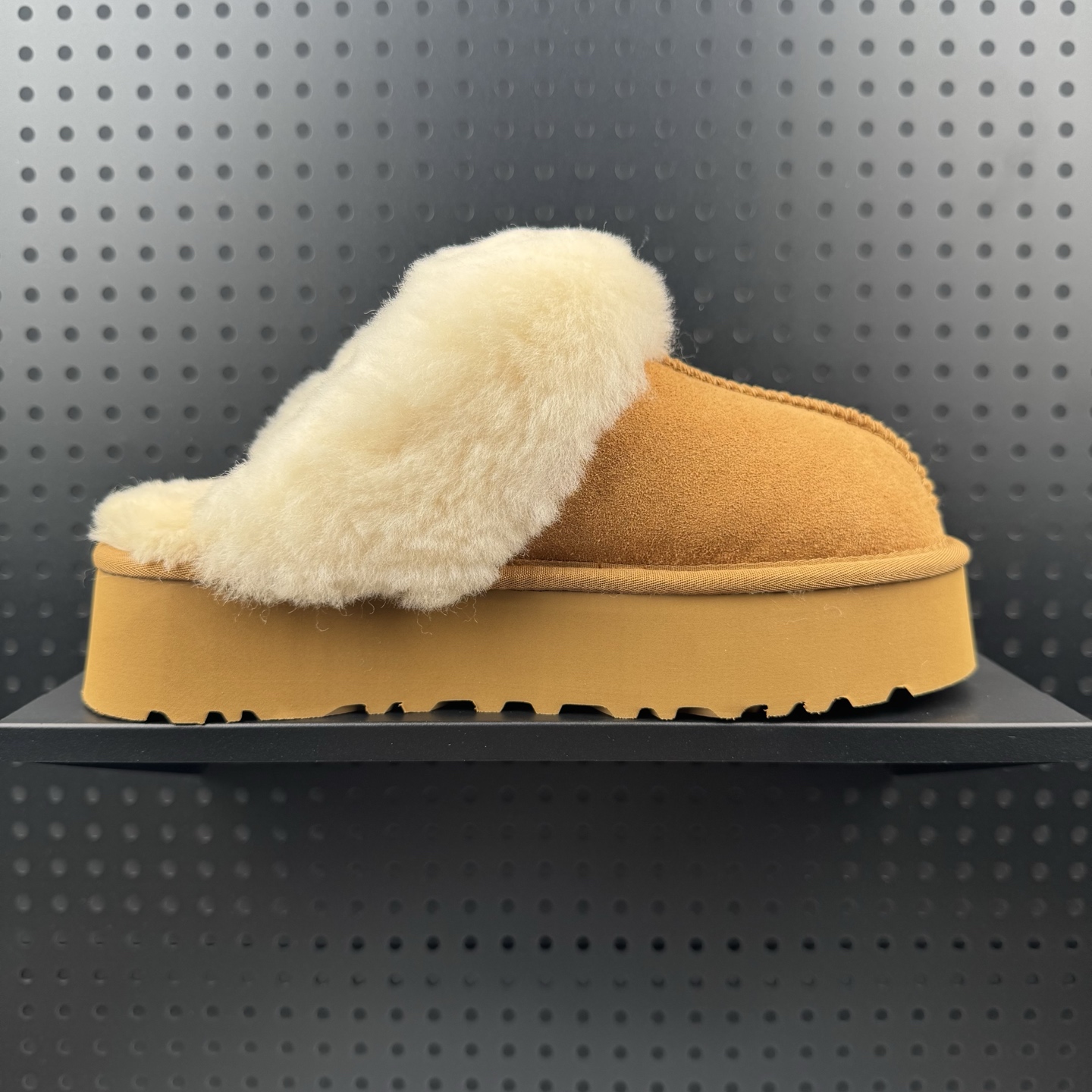 💰150
✅UGG 舒适保暖包头 拖鞋/家居拖鞋  栗子棕
货号：1122550-CHE
尺码：35-40（24）