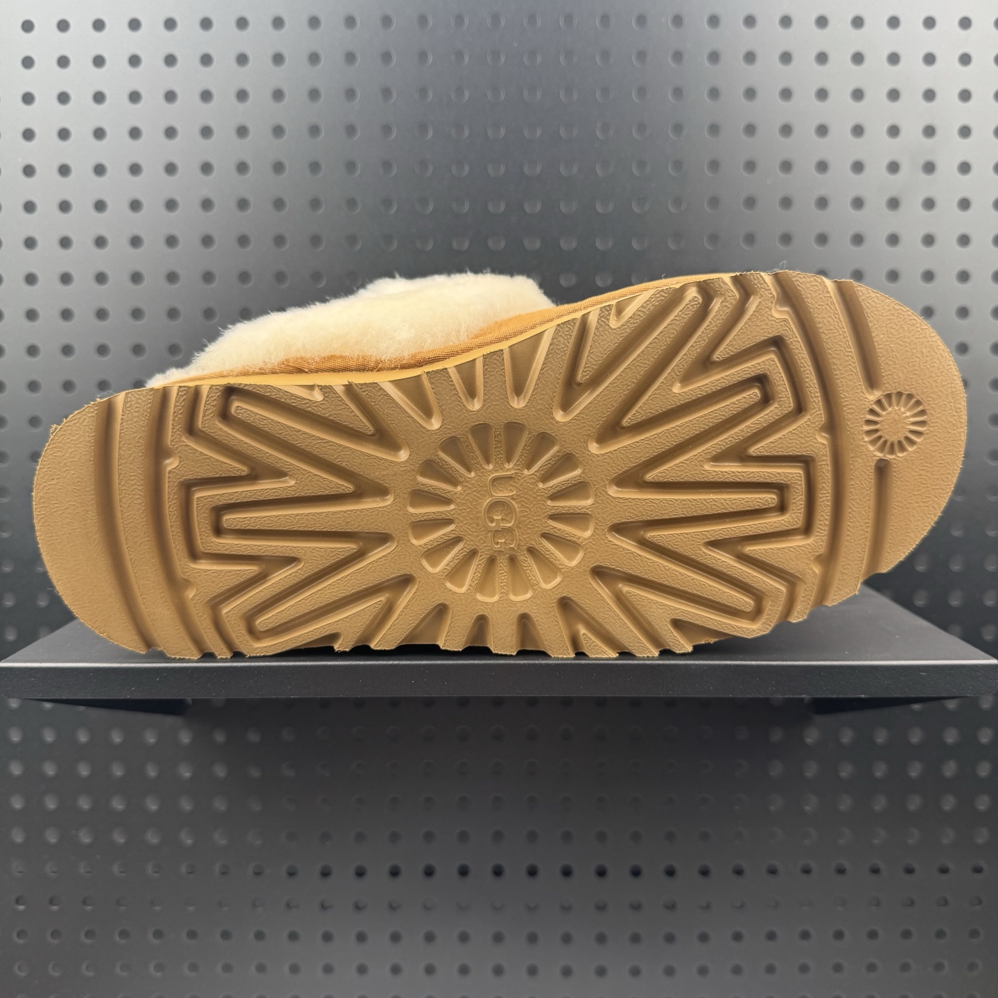 💰150
✅UGG 舒适保暖包头 拖鞋/家居拖鞋  栗子棕
货号：1122550-CHE
尺码：35-40（24）