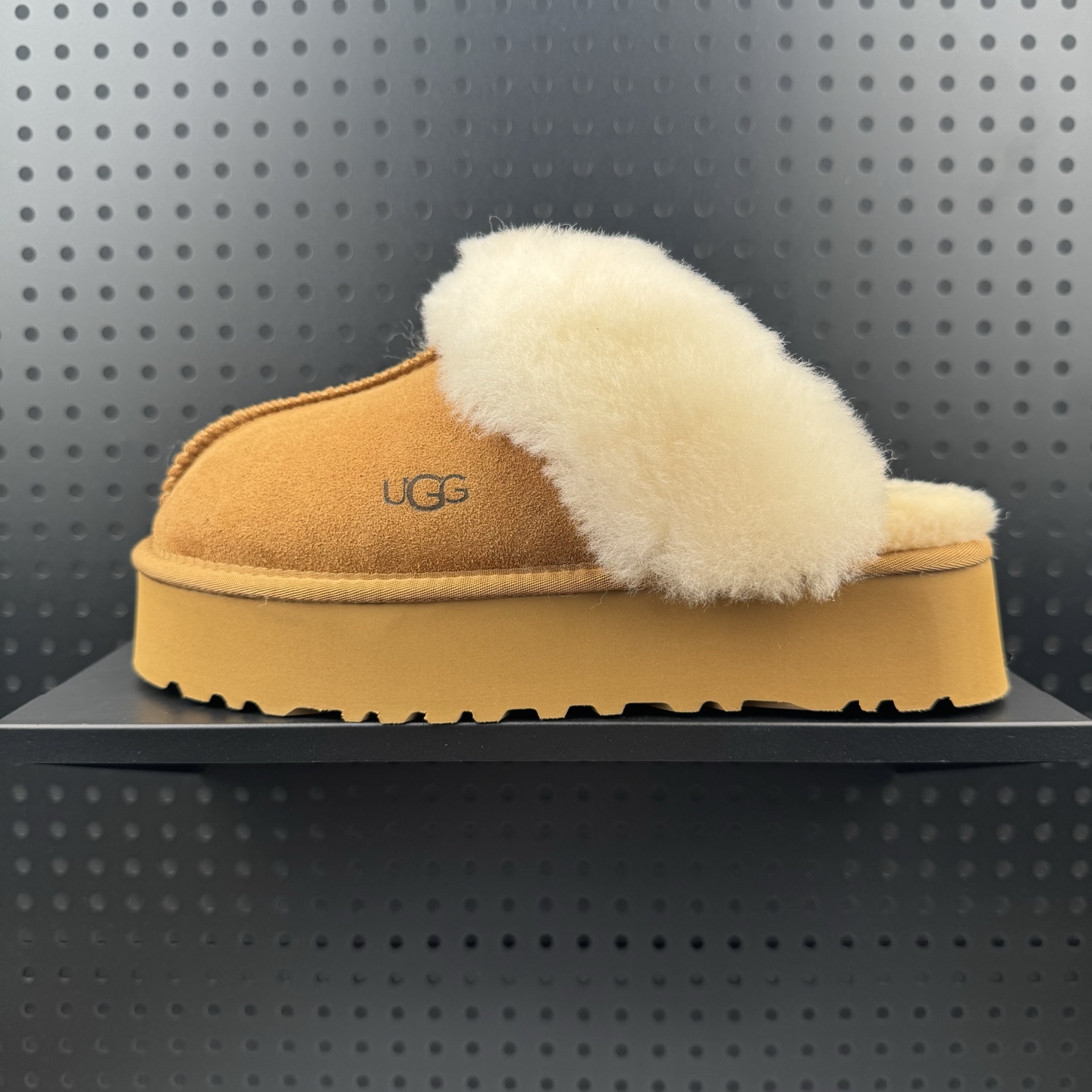 💰150
✅UGG 舒适保暖包头 拖鞋/家居拖鞋  栗子棕
货号：1122550-CHE
尺码：35-40（24）
