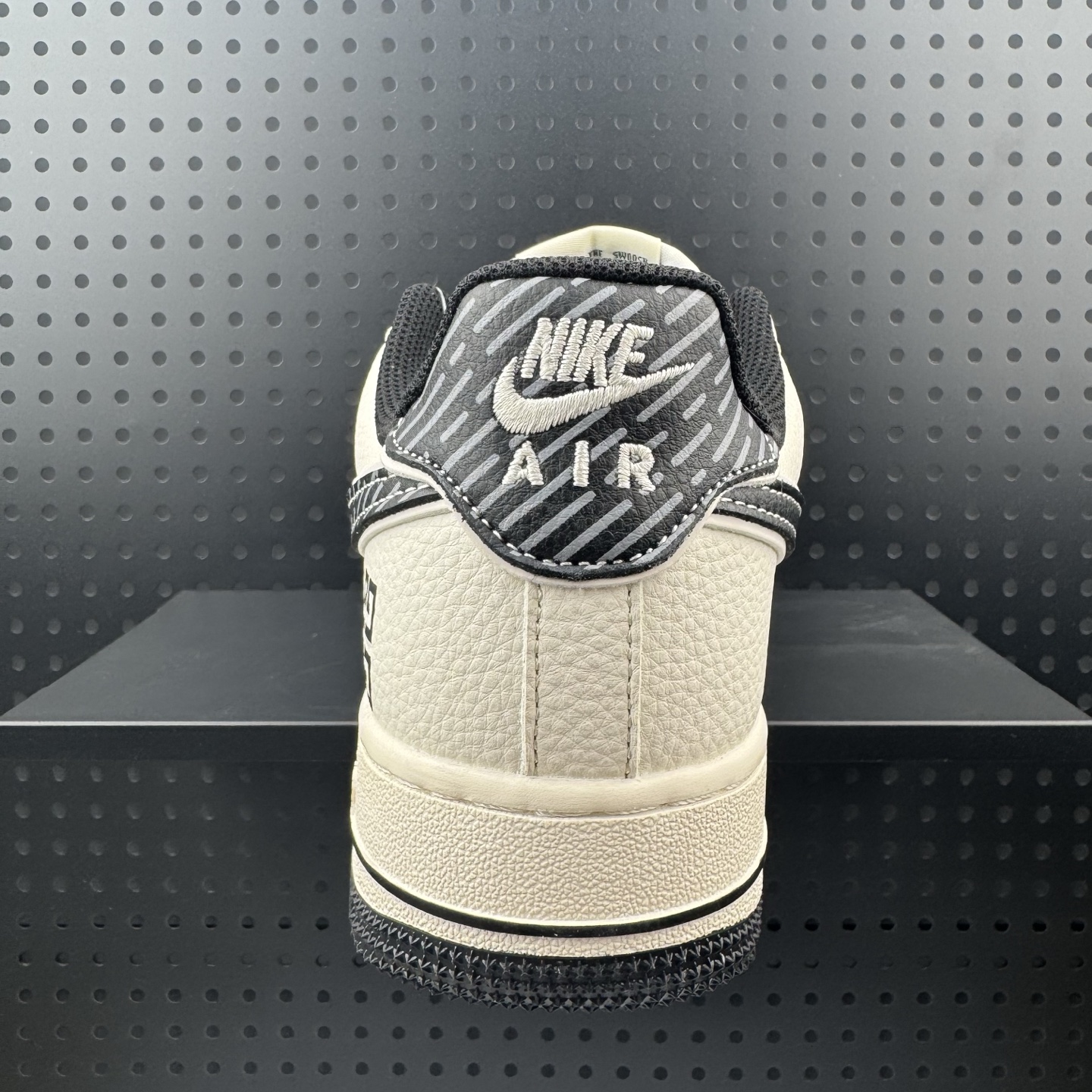 💰220
✅本地自减，合作放店私
 海外爆款限量发售！Nike SB Dunk Low“ Supreme联名——米白冰蓝”  周年高端定制 低帮休闲板鞋 定制鞋盒 大厂纯原品质出货 超高清洁度 皮料切割干净无任何毛边 细节完美 
 货号：JP8028-002
 Size:36 36.5 37.5 38 38.5 39 40 40.5 41 42 42.5 43 44 44.5 45（32）