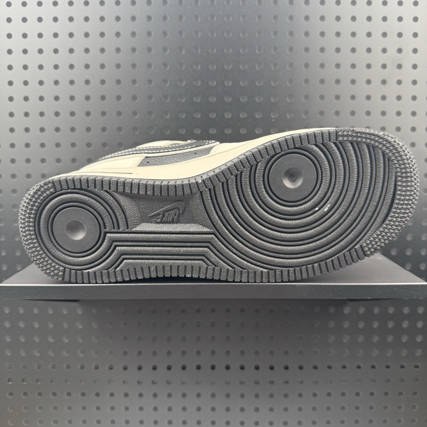 💰220
✅本地自减，合作放店私
 海外爆款限量发售！Nike SB Dunk Low“ Supreme联名——米白冰蓝”  周年高端定制 低帮休闲板鞋 定制鞋盒 大厂纯原品质出货 超高清洁度 皮料切割干净无任何毛边 细节完美 
 货号：JP8028-002
 Size:36 36.5 37.5 38 38.5 39 40 40.5 41 42 42.5 43 44 44.5 45（32）