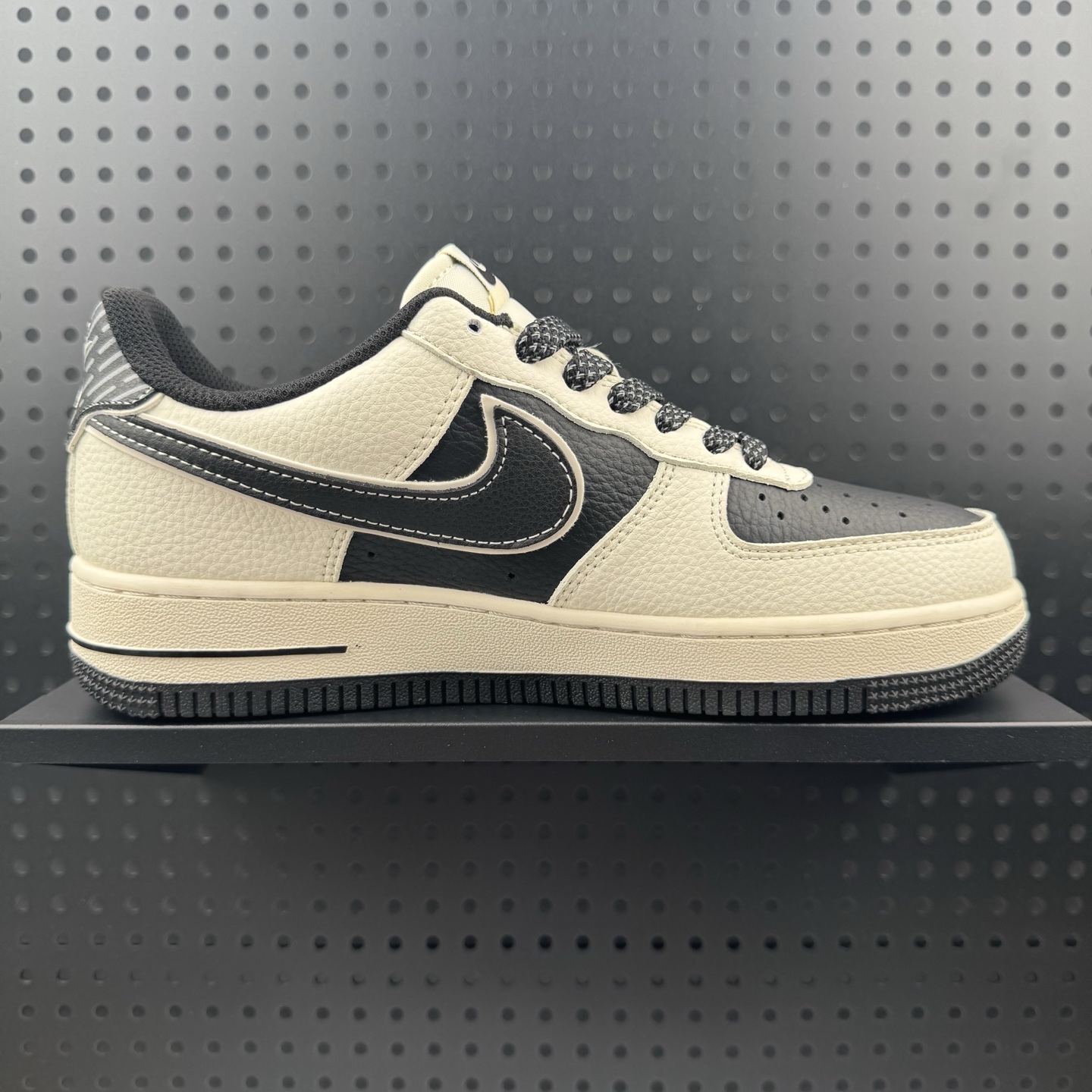 💰220
✅本地自减，合作放店私
 海外爆款限量发售！Nike SB Dunk Low“ Supreme联名——米白冰蓝”  周年高端定制 低帮休闲板鞋 定制鞋盒 大厂纯原品质出货 超高清洁度 皮料切割干净无任何毛边 细节完美 
 货号：JP8028-002
 Size:36 36.5 37.5 38 38.5 39 40 40.5 41 42 42.5 43 44 44.5 45（32）