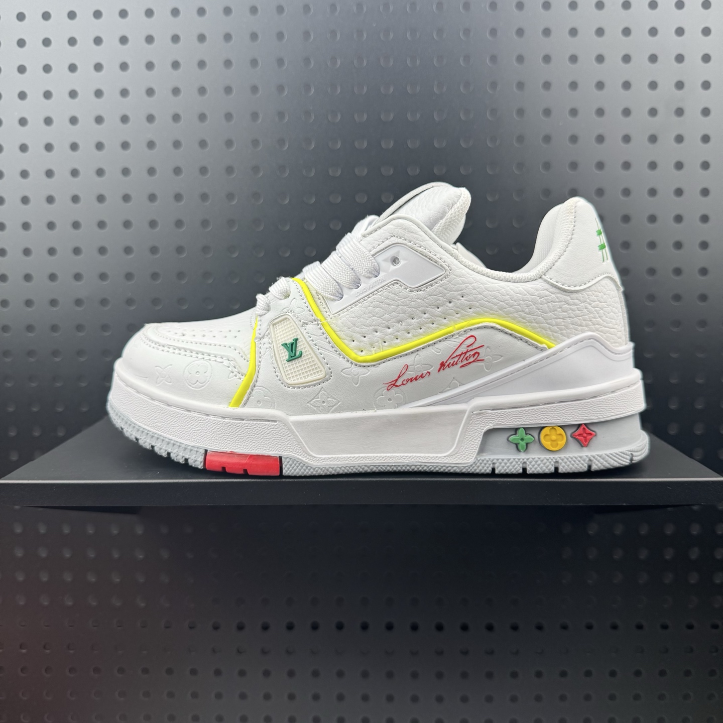 LOUIS VUITTON Trainer 牛皮革 平底系带 低帮 板鞋 男女同款 白黄蓝 上海邮轮限定 货号:1AHPJS (39)