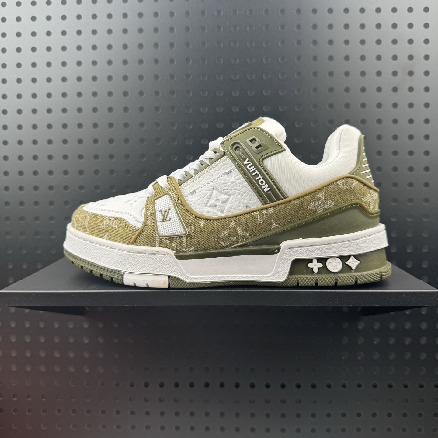 LOUIS VUITTON Trainer 牛皮革 LOGO印花圆头系带 低帮 板鞋 男款 绿色 货号:1AIKMV (39)
