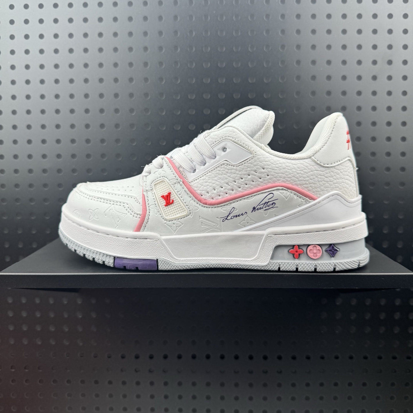 LOUIS VUITTON Trainer 牛皮革 系带平底 低帮 板鞋 男女同款 白粉色 上海邮轮限定 货号:1APHLG (39)