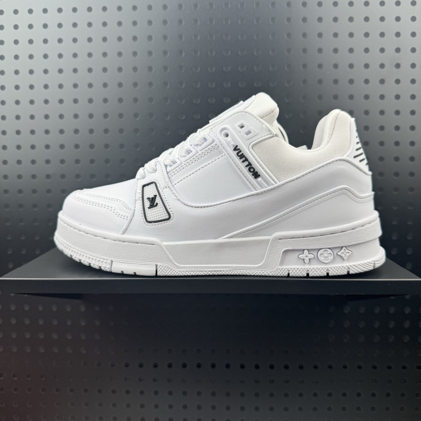 💰105 ✅LOUIS VUITTON x Nigo 联名款 Trainer FW25 牛皮革 圆头系带 低帮 板鞋 男女同款 白色 货号：1AIKR3 尺码36-44（39）