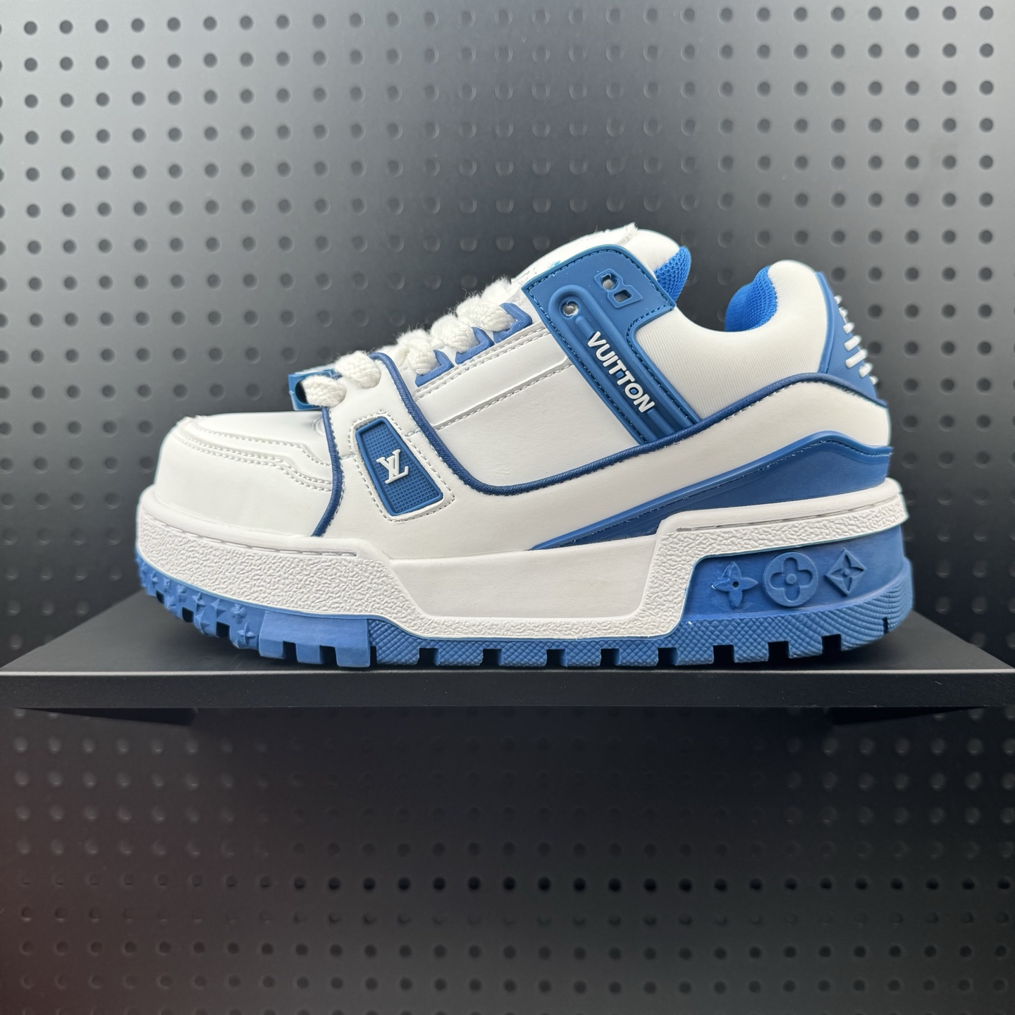 LOUIS VUITTON Trainer Maxi 小胖丁 皮革 标识珠饰点缀 低帮 板鞋 男女同款 白蓝 货号:1ACPQY (39)